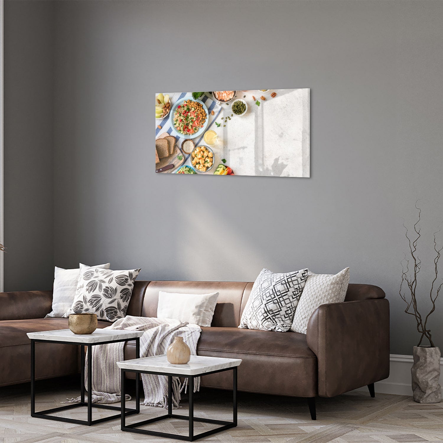 Kleurrijk glazen schilderij met een variteit aan verse gerechten en ingredinten, ideaal voor keukeninspiratie.