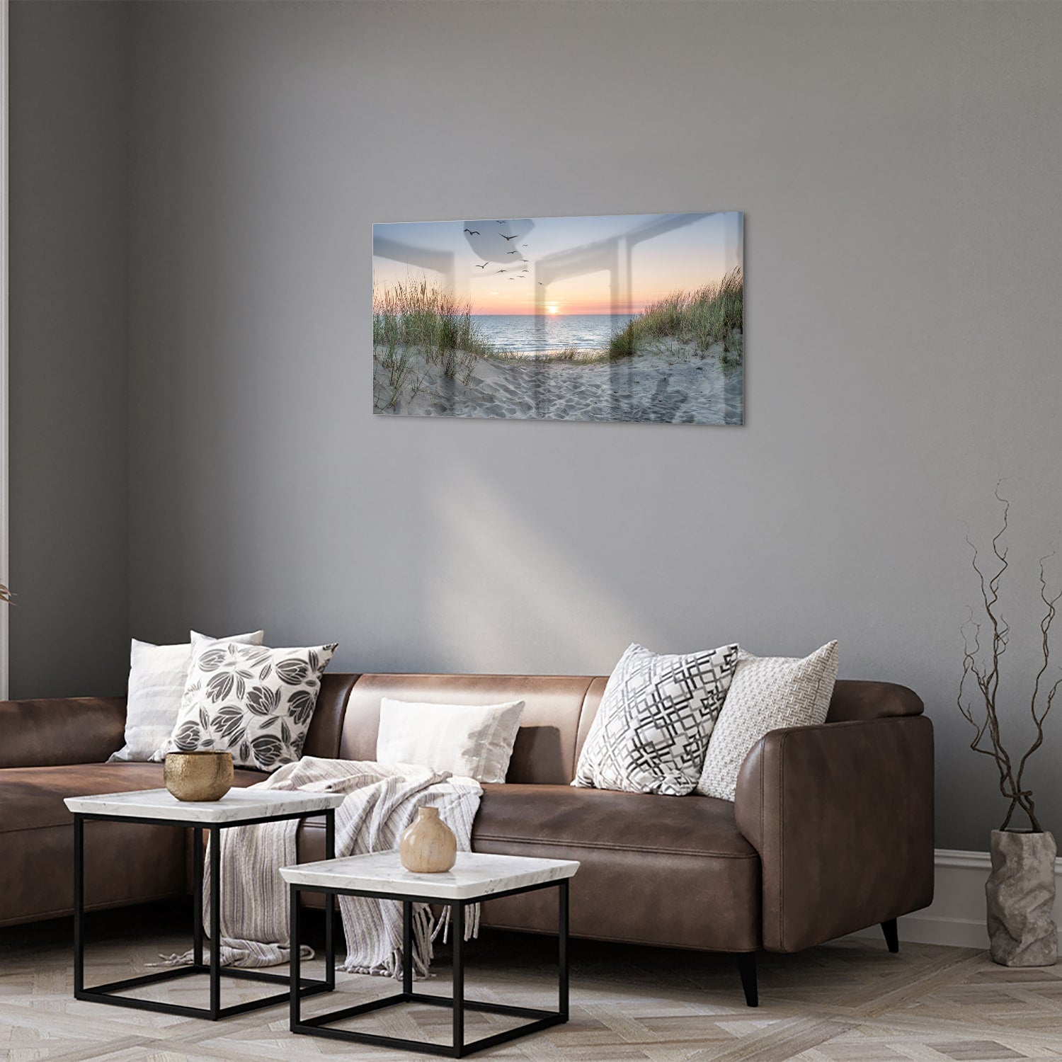 Glazen schilderij van een serene zonsondergang boven de zee met gras en vogels