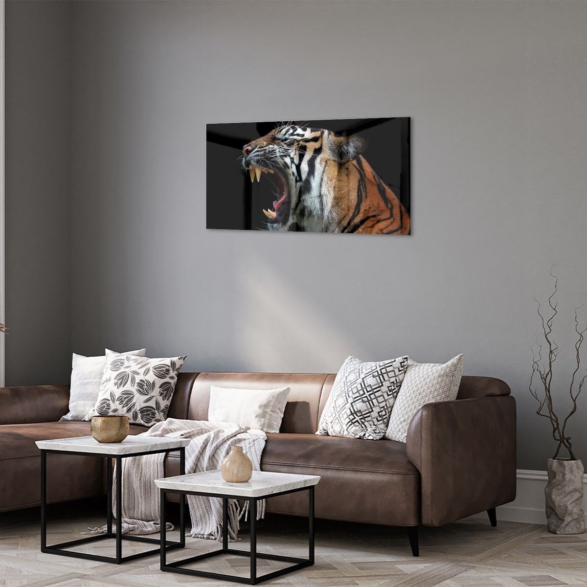 Glazen schilderij van een brullende tijger aan de muur in een stijlvolle kamer.