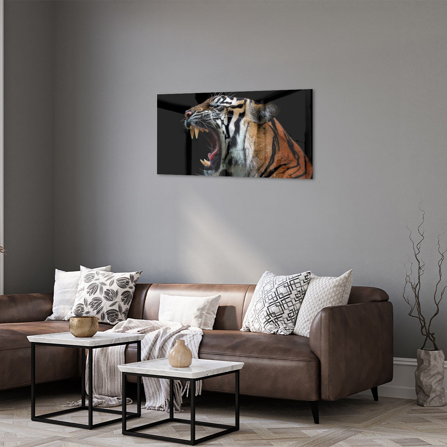 Glazen schilderij van een brullende tijger aan de muur in een stijlvolle kamer.