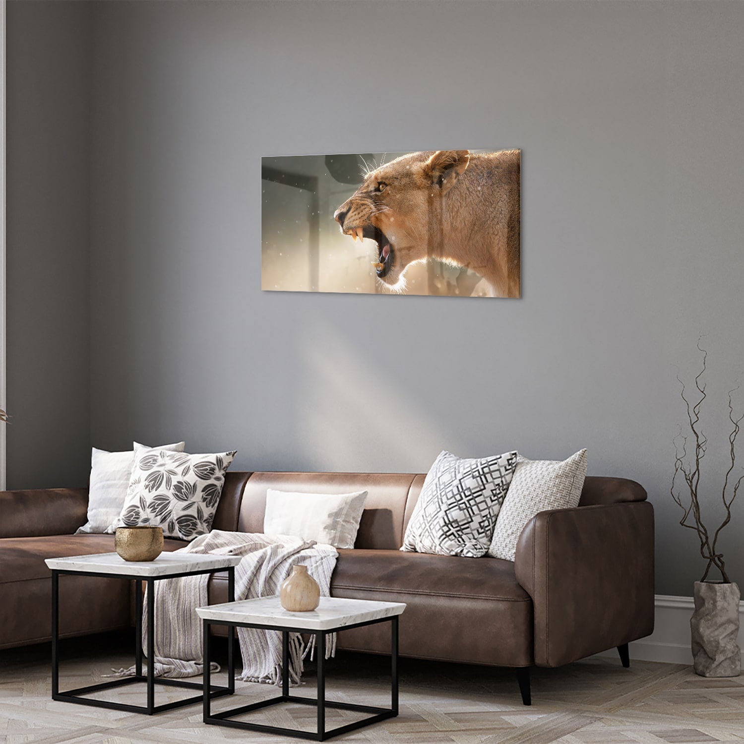 Glazen schilderij van een brullende leeuw, bijzonder kunstwerk voor aan de muur.