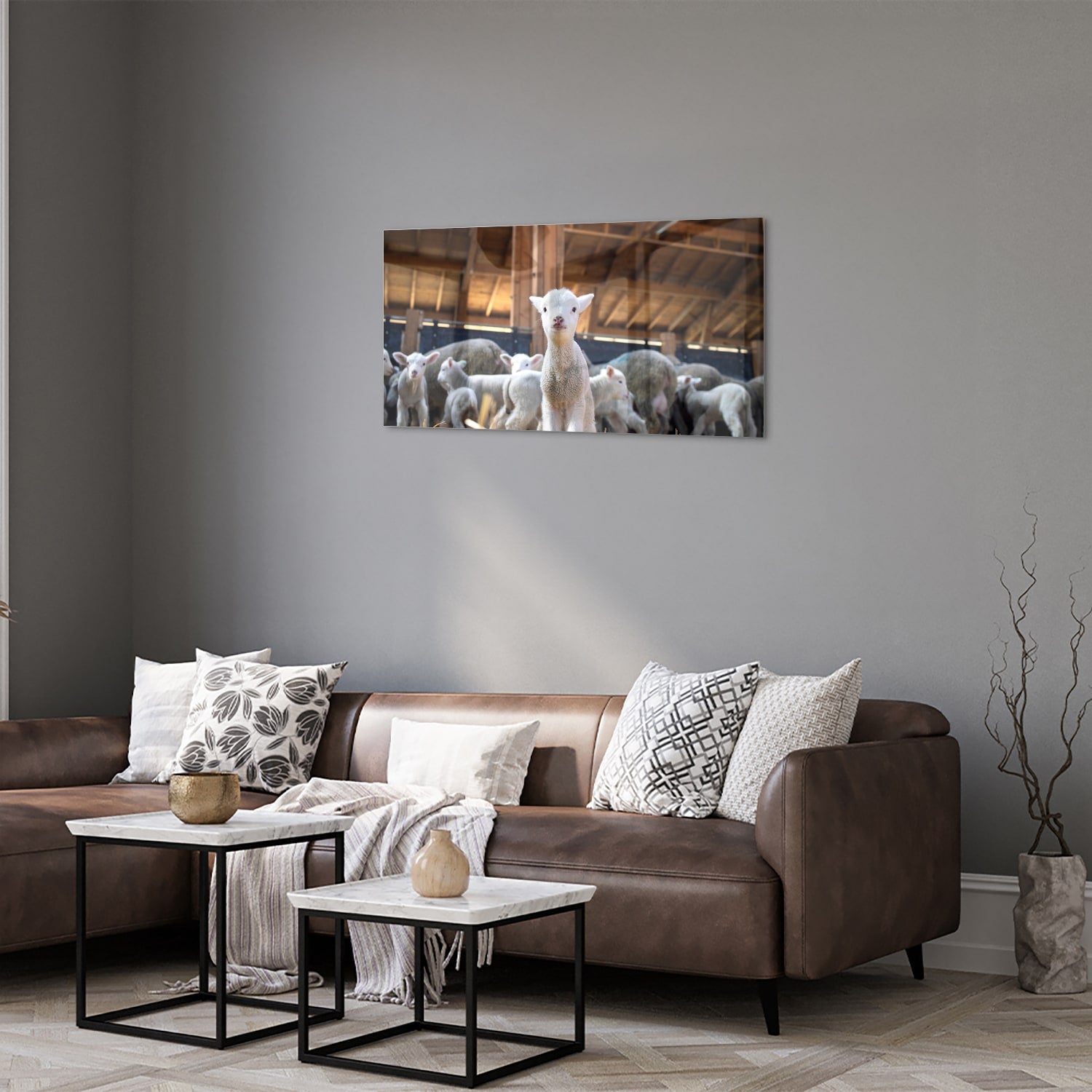 Glazen schilderij met lammetjes in een stal, perfect voor huisdecoratie.