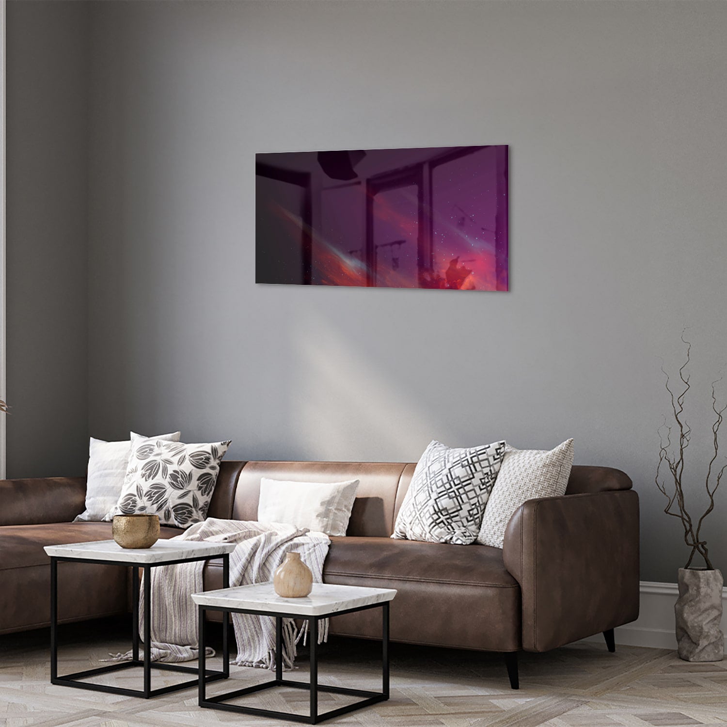 Een kleurrijk glazen schilderij met abstracte vormen in een moderne woonkamer.