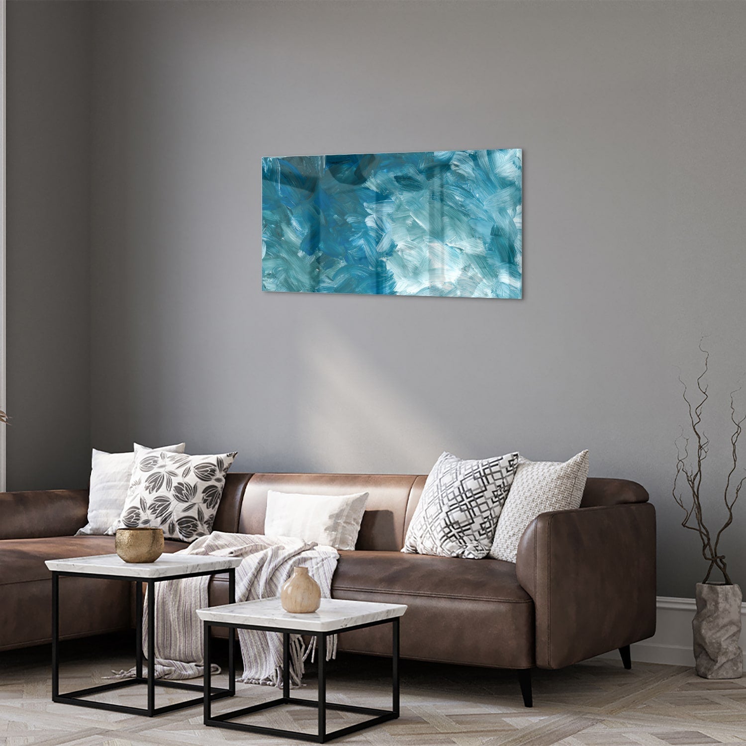 Abstract glazen schilderij met verschillende tinten blauw aan de muur.