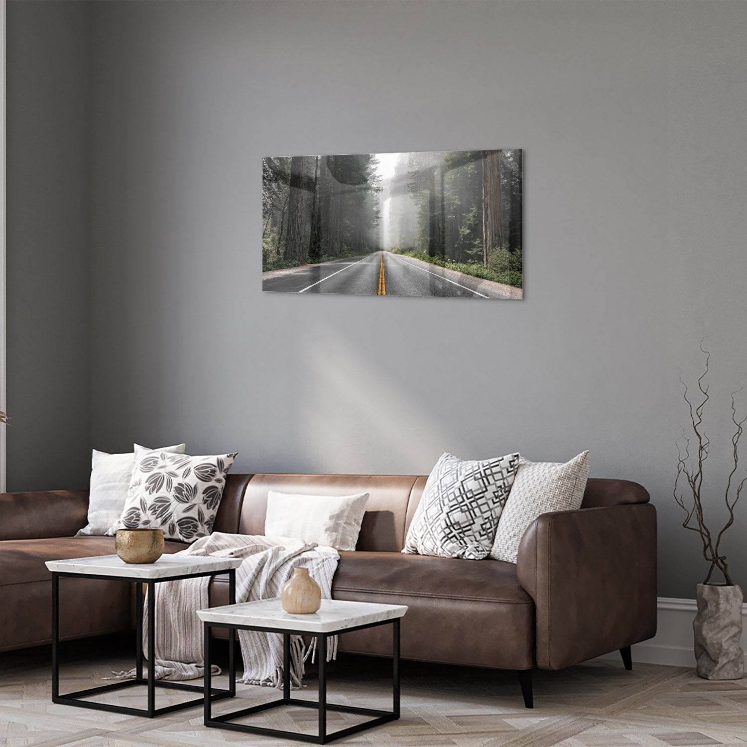 Glazen schilderij van een mistige weg omgeven door bomen in een interieur.