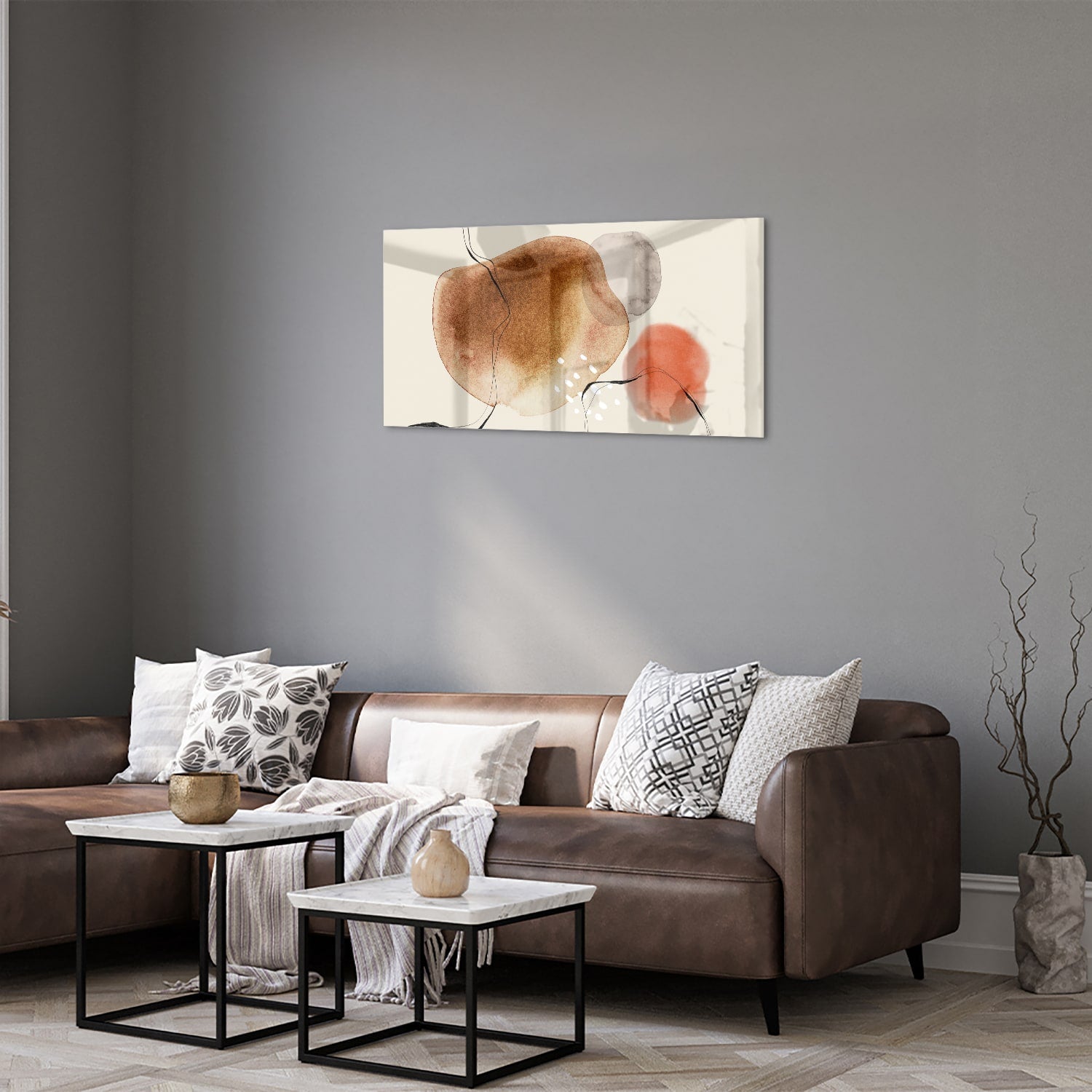 Abstract glazen schilderij met organische vormen in aardetinten.