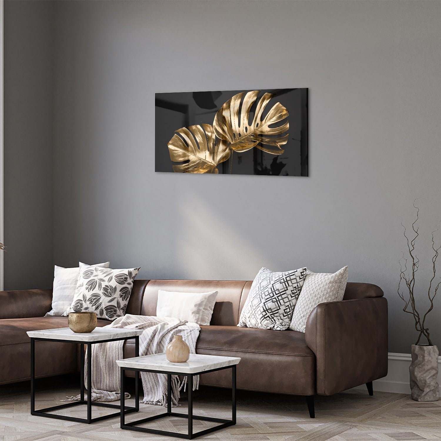 Gouden glazen schilderij met monstera bladeren aan de muur