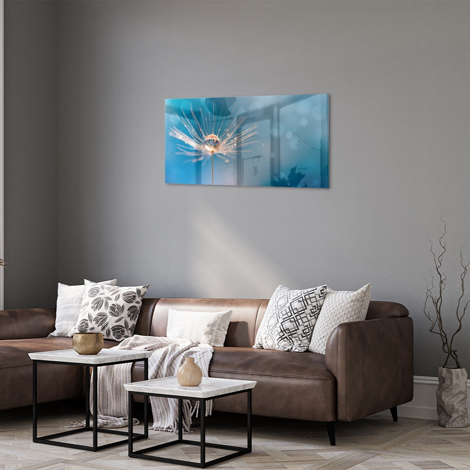 Glazen schilderij van een dandelion op een blauwe achtergrond