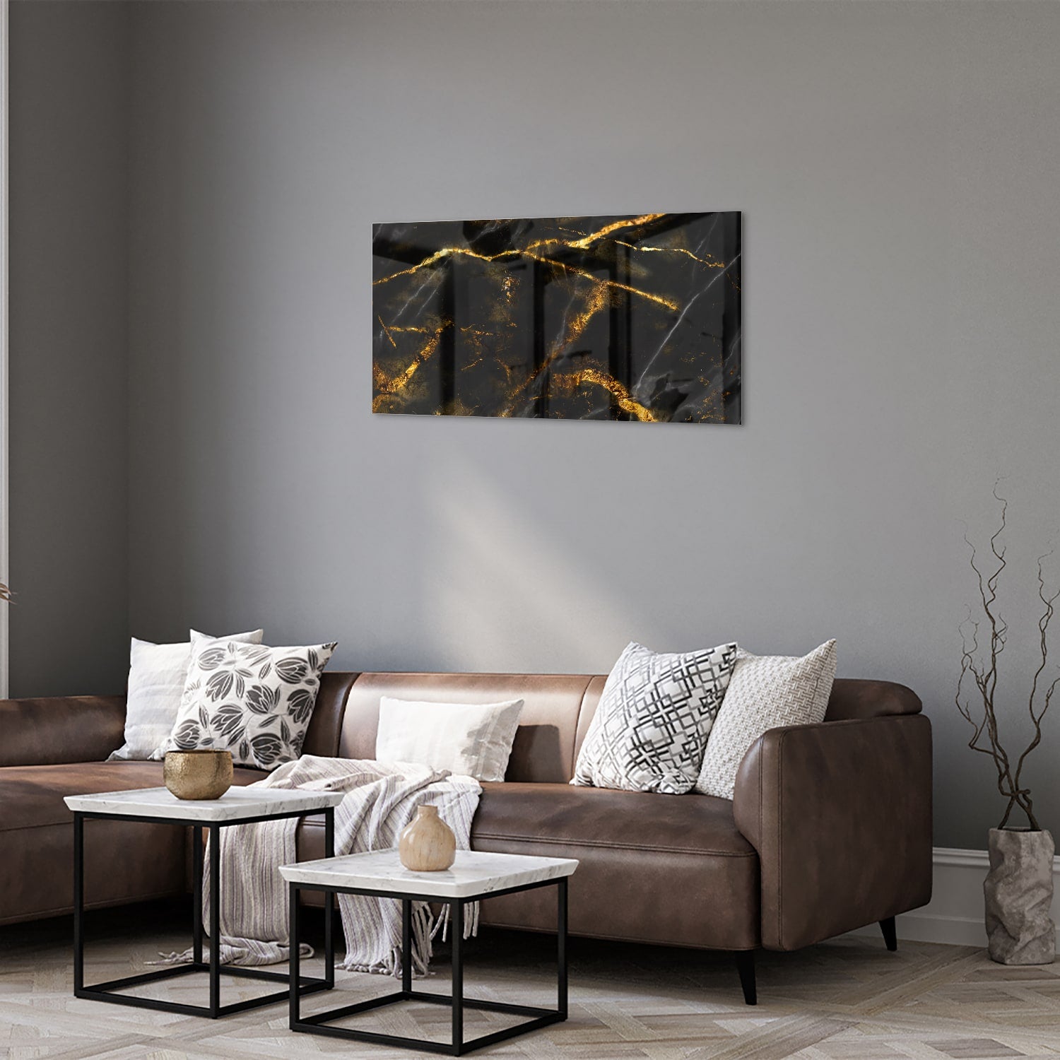 Glazen schilderij met zwart en gouden marmerdesign aan de muur