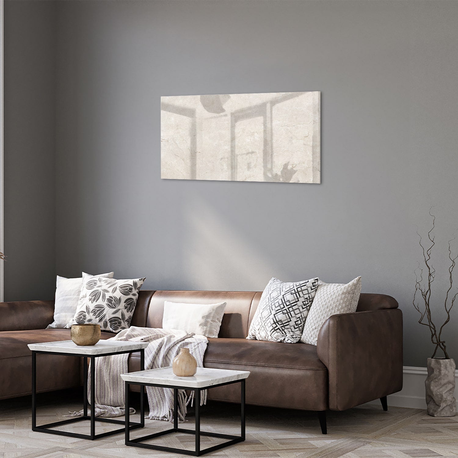 Elegant glazen schilderij met schaduwdetails aan een muur in een moderne woonkamer.