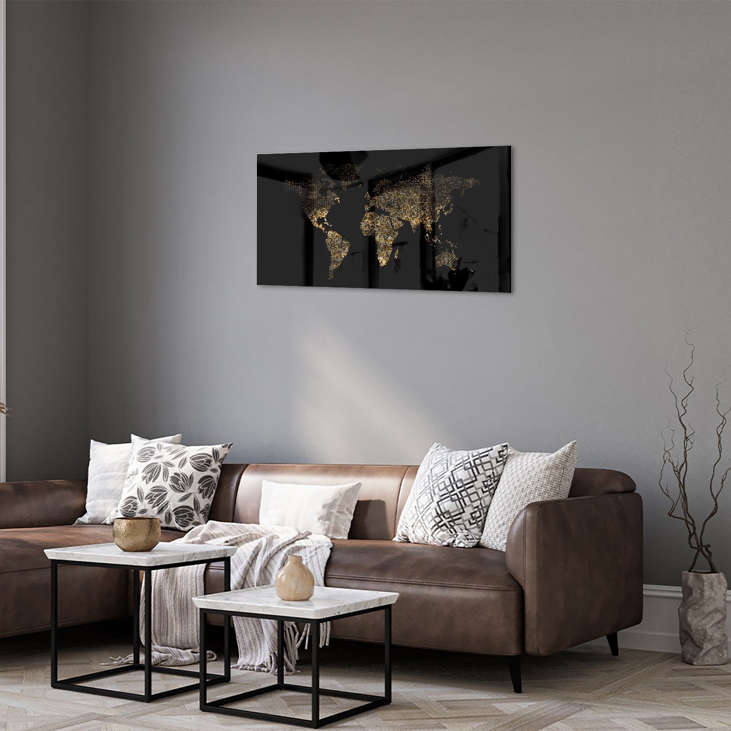 Glazen schilderij van een wereldkaart in zwart met gouden accenten