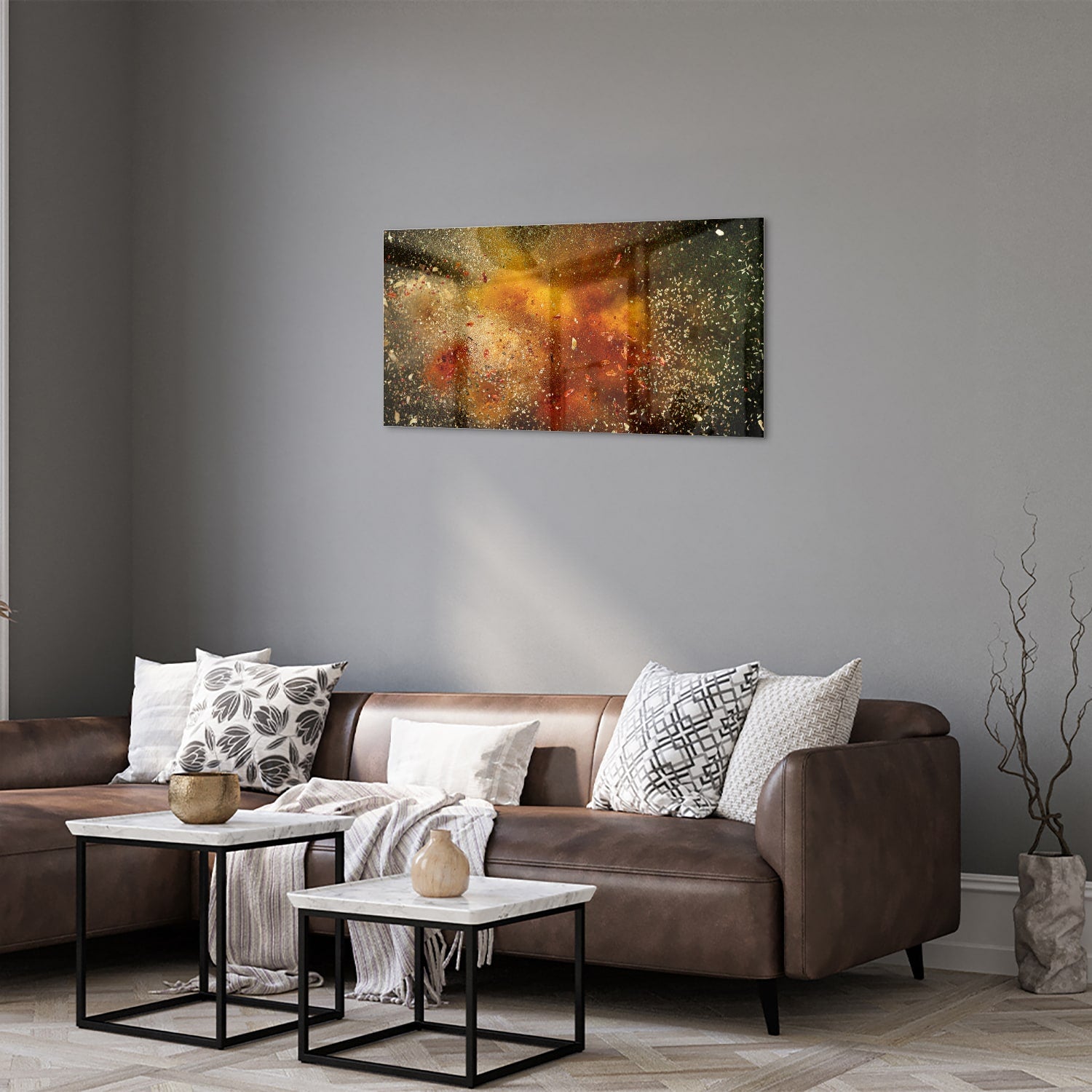 Abstract glazen schilderij met glinsterende warme kleuren in een moderne woonkamer.