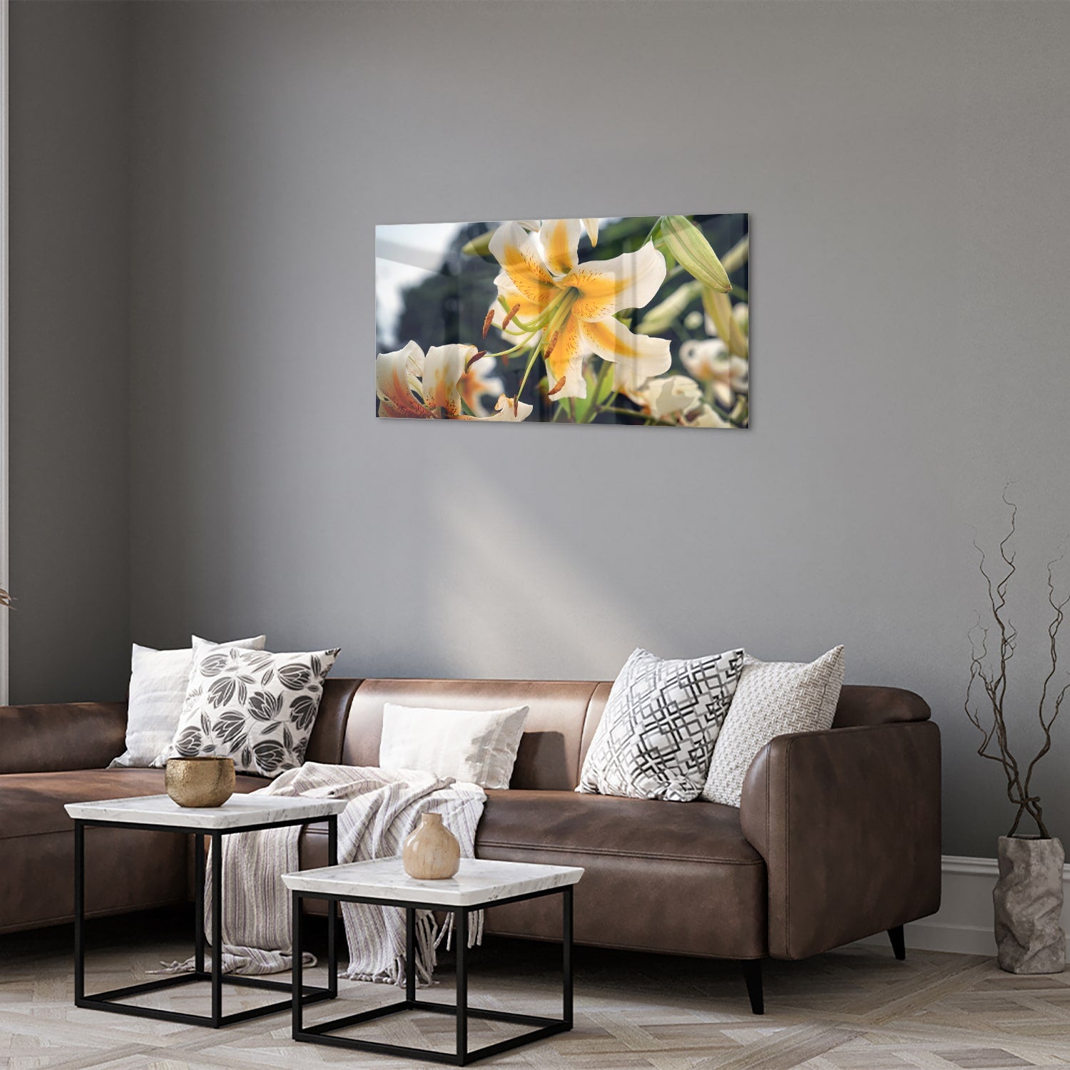 Glazen schilderij met lelies in een elegant interieur