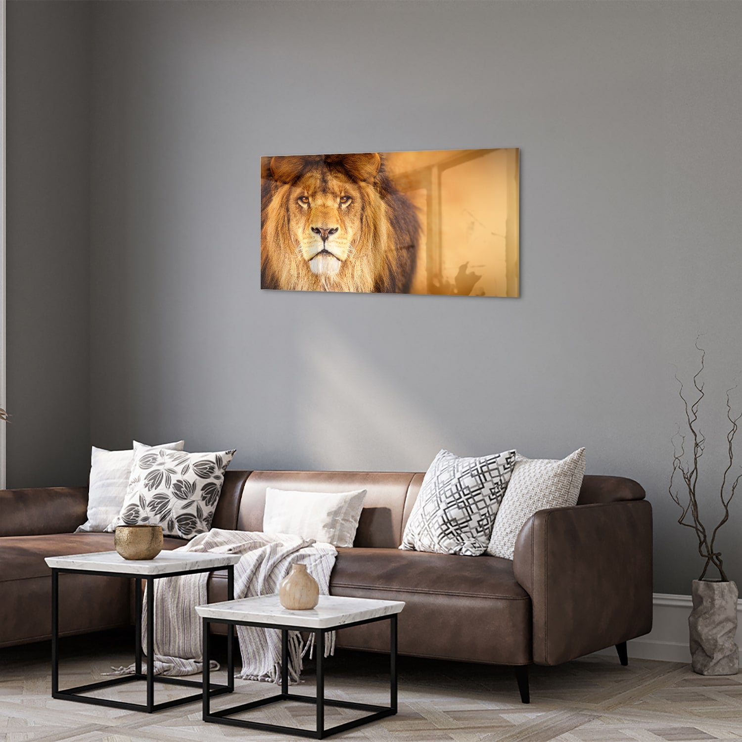 Glazen schilderij van een majestueuze leeuw in een modern interieur