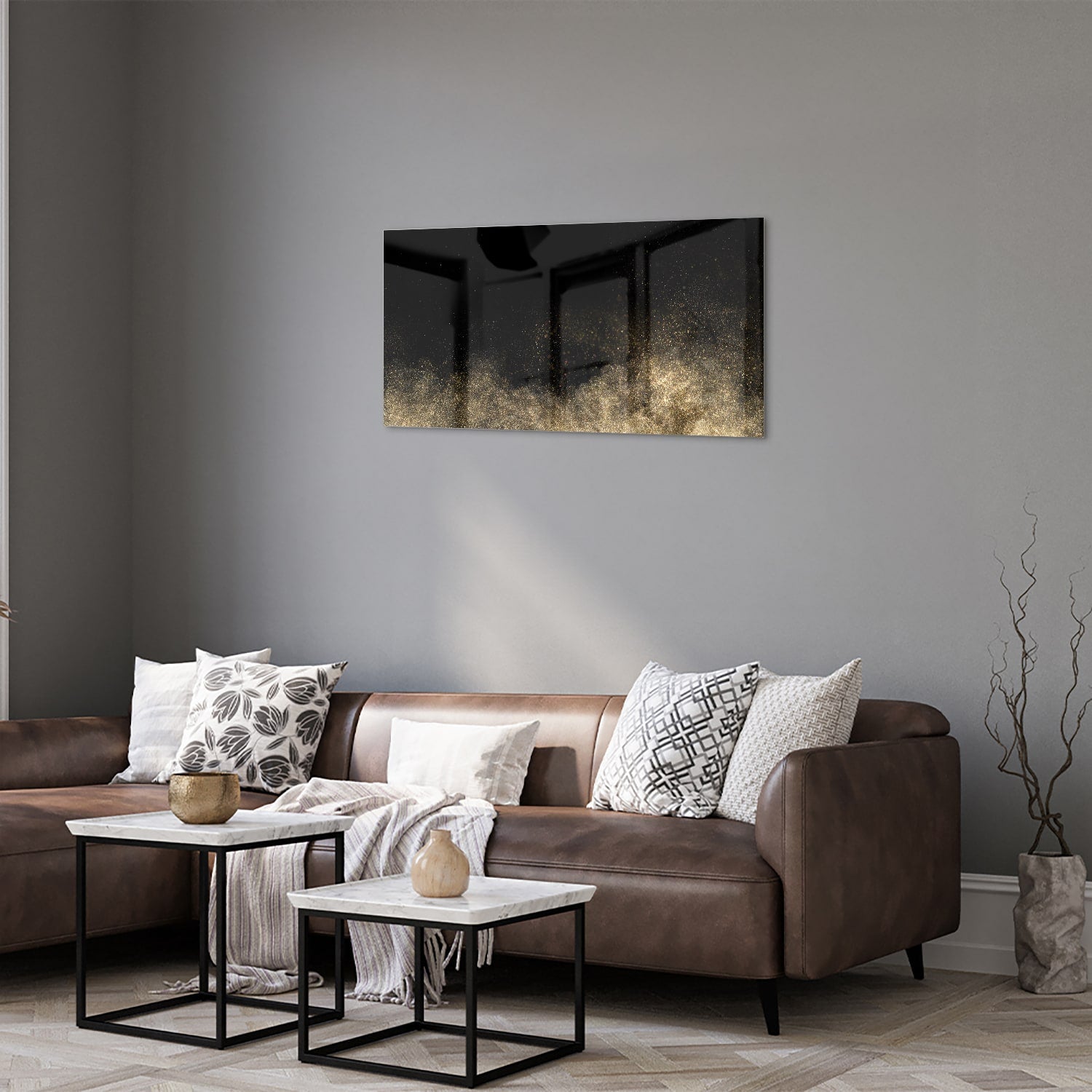 Glazen schilderij met zwarte achtergrond en gouden accenten aan de muur