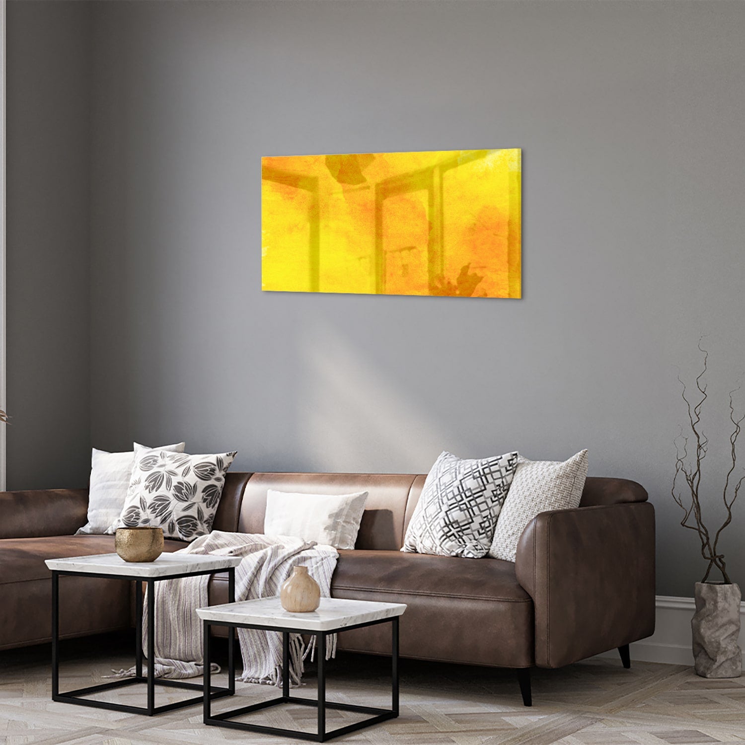 Gele glazen schilderij boven een houten bureau in een woonkamer.