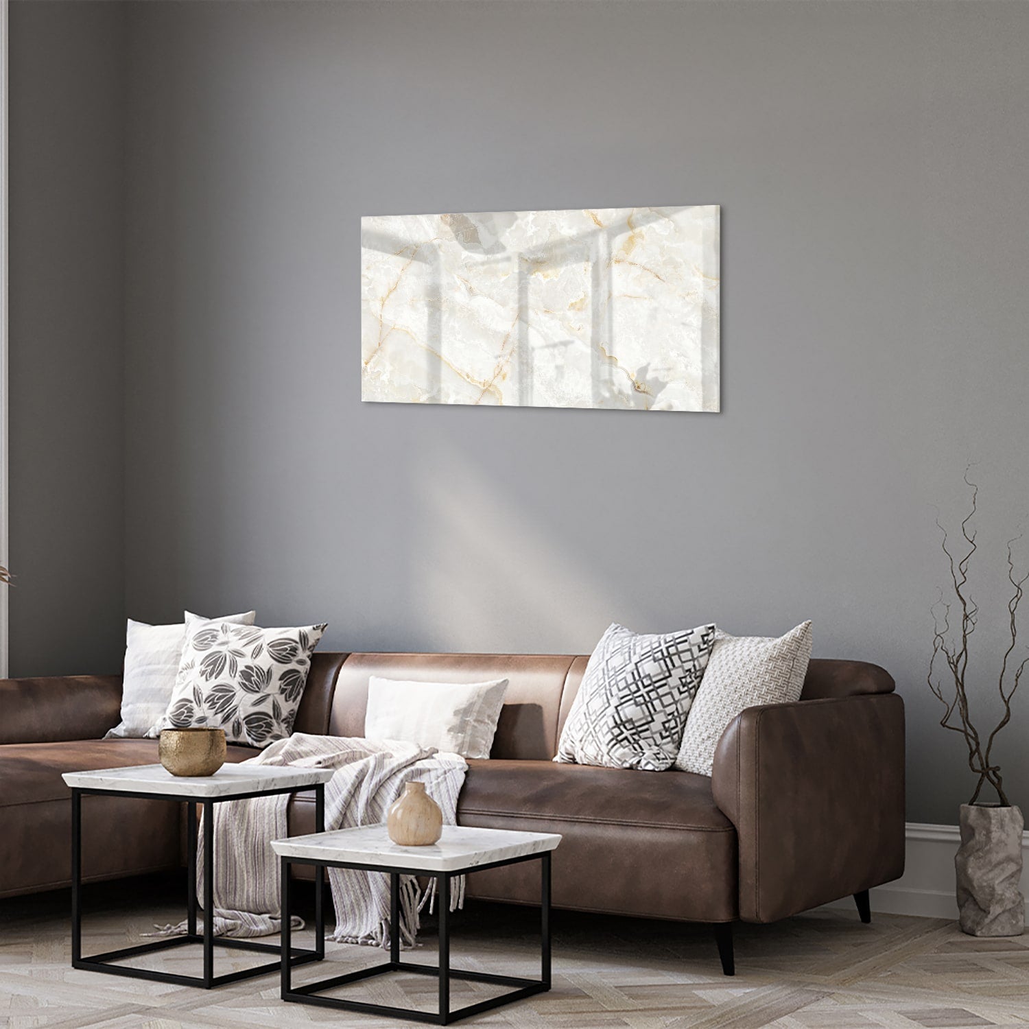 Elegant glazen schilderij met grijs marmer en gouden aders in moderne woonkamer