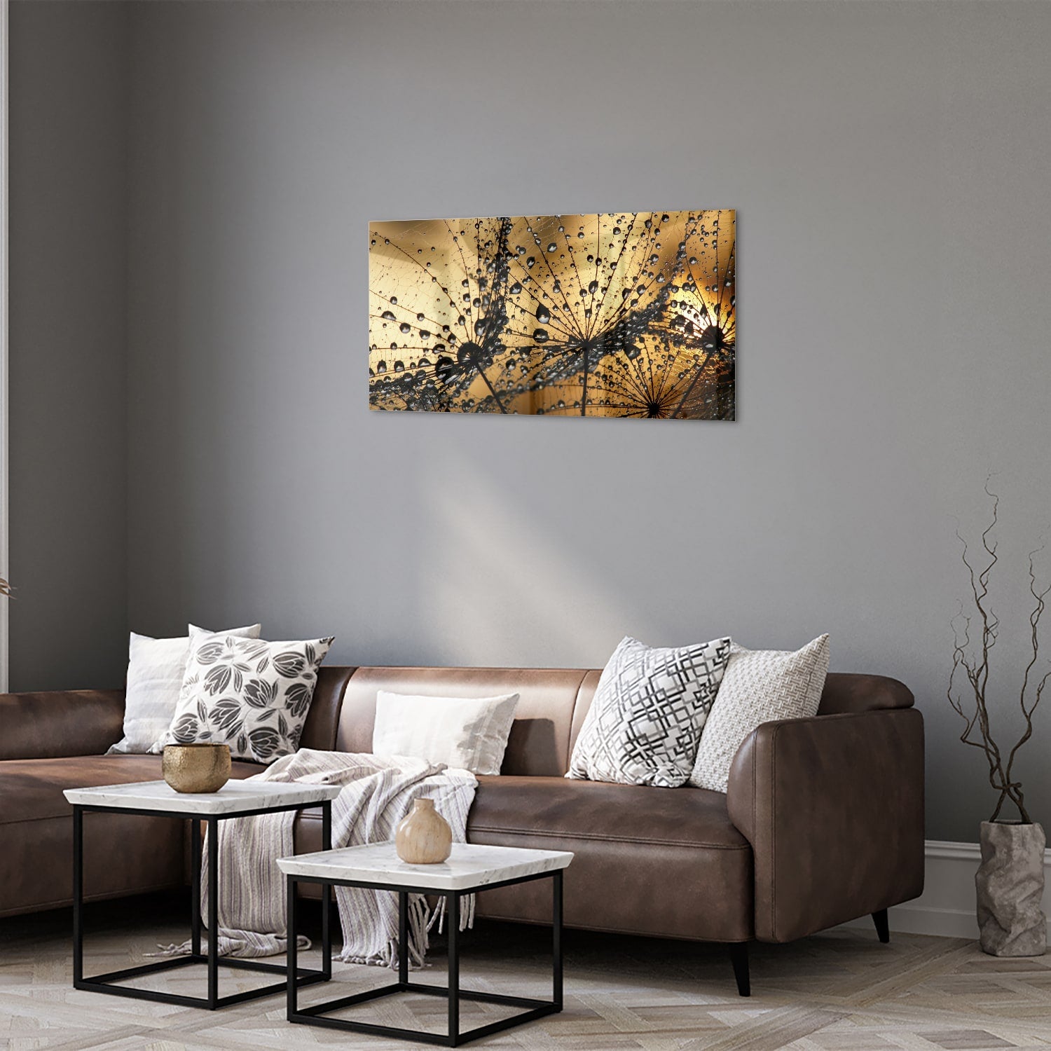 Glazen schilderij met gouden waterdruppels op een lichte muur.