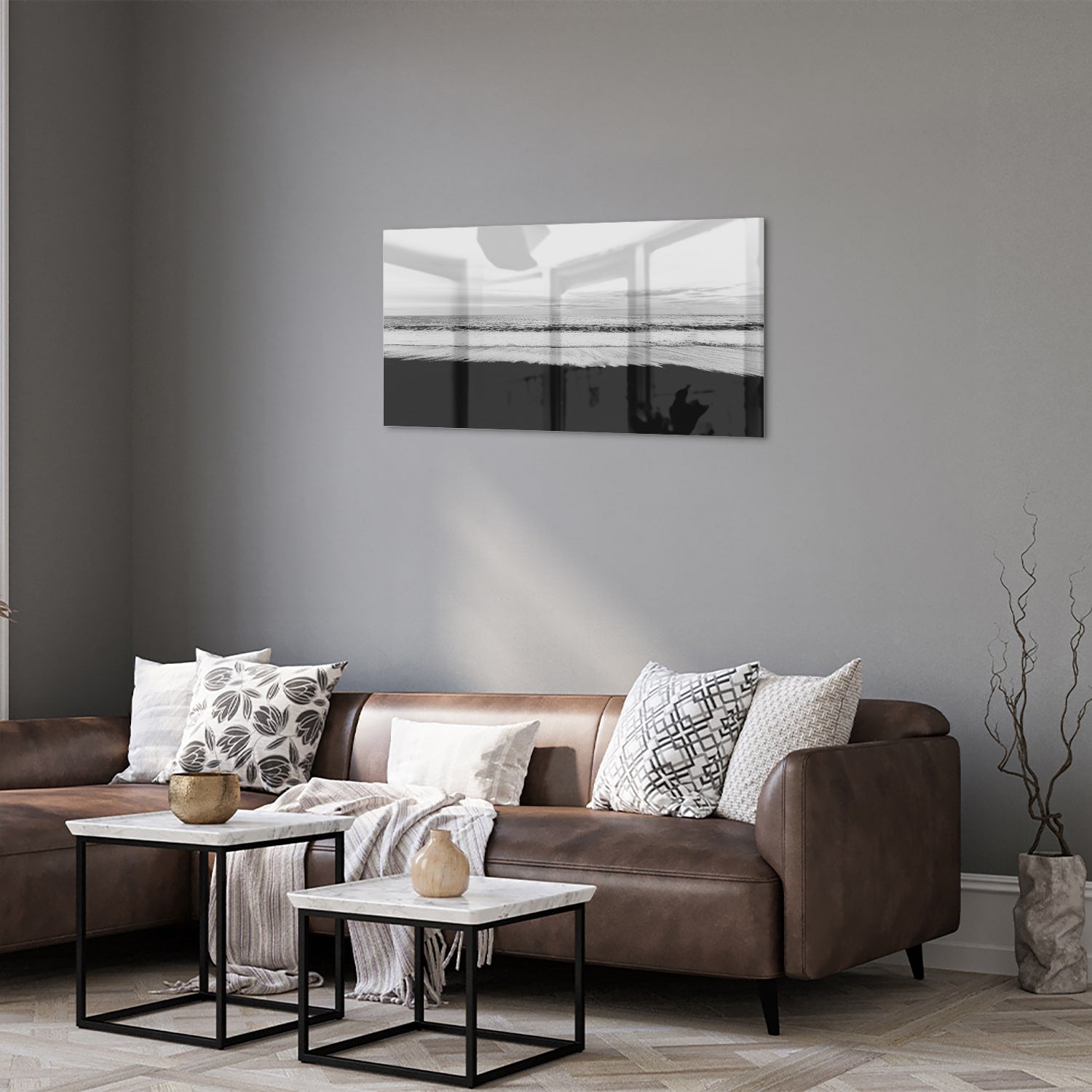 Minimalistisch zwart-wit glazen schilderij aan de muur in een modern interieur.