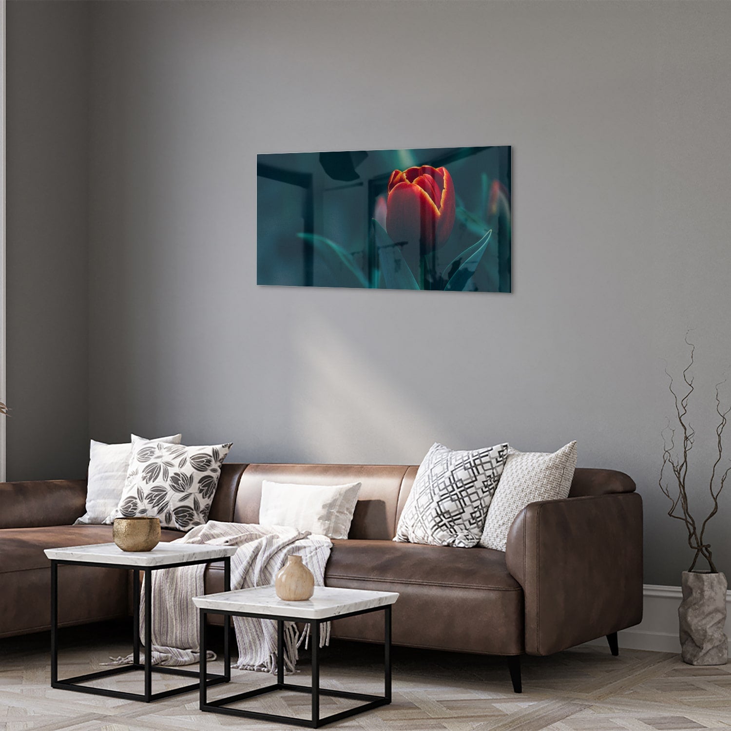 Glas schilderij van een rode tulp aan de muur in een modern interieur