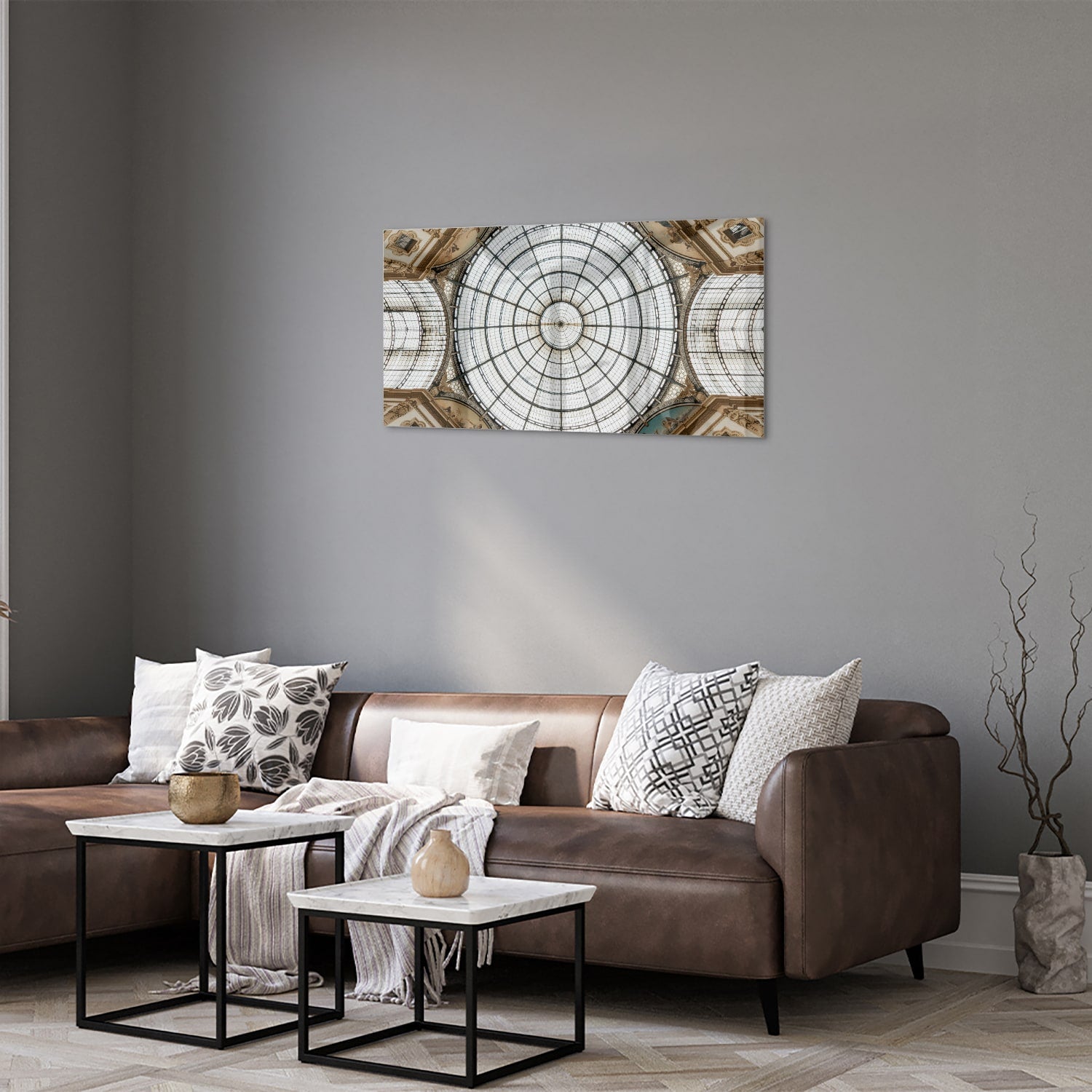 Elegant glazen schilderij van een kunstzinnige koepel op een muur.