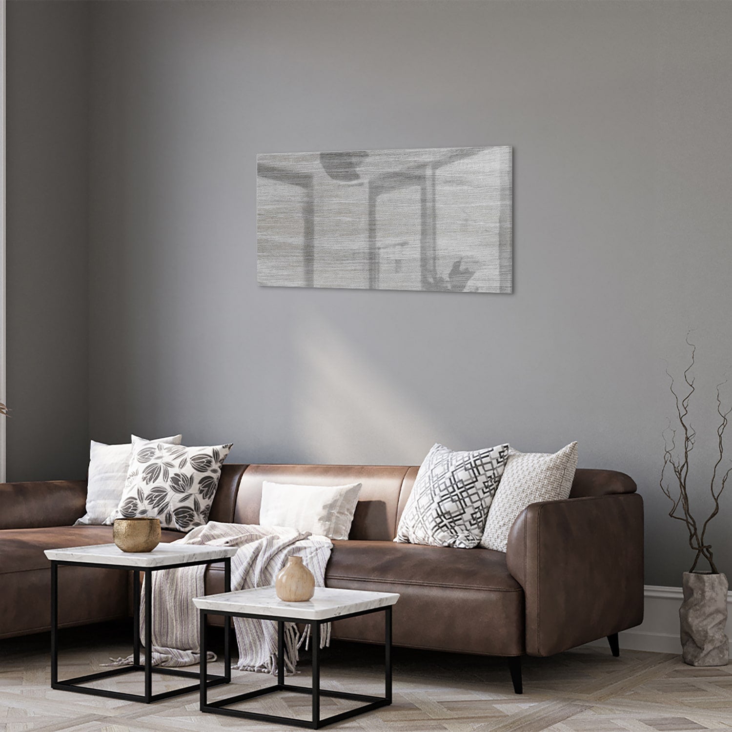 Minimalistisch glazen schilderij met grijstinten aan muur in moderne woonkamer.