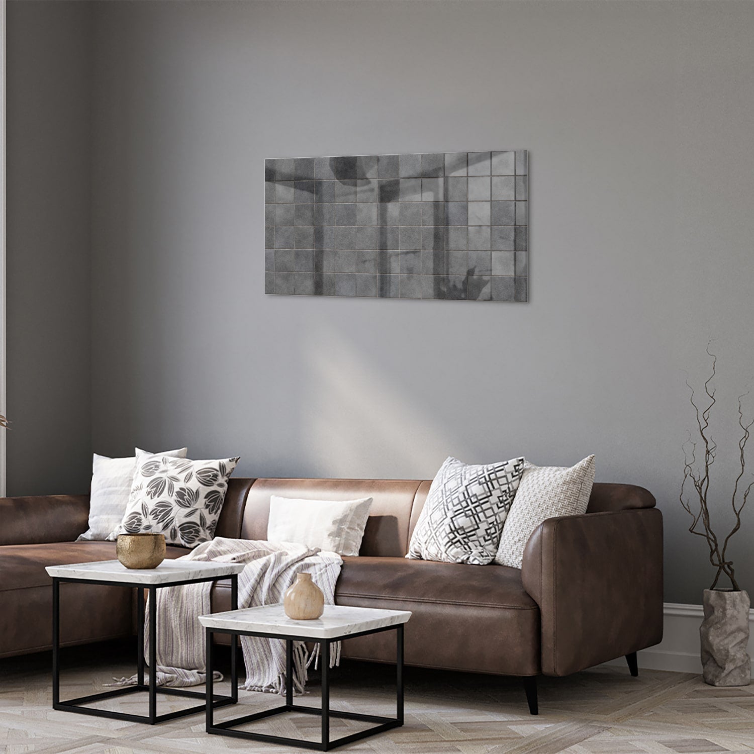 Modern glazen schilderij in grijstinten aan de muur boven een houten kast