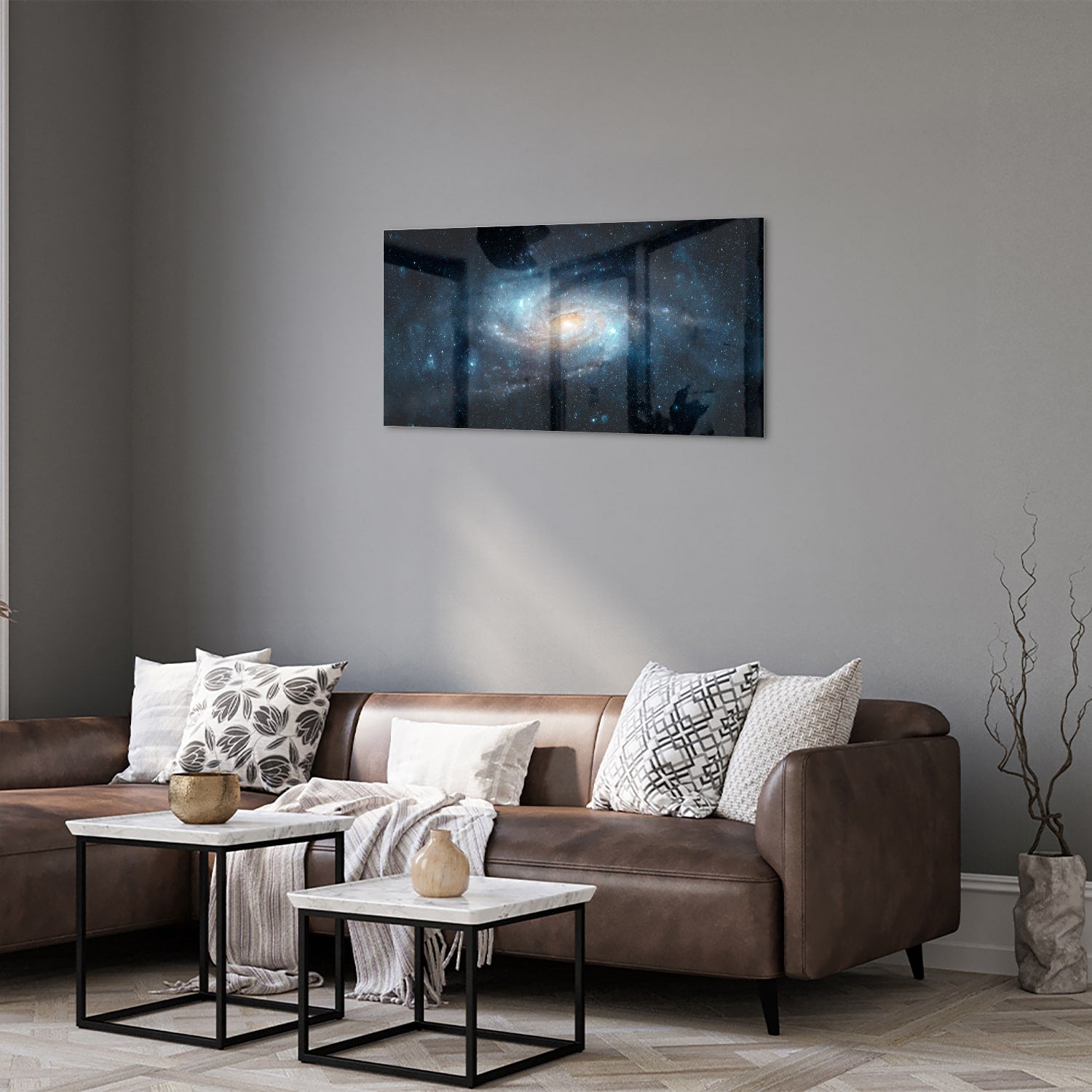 Glazen schilderij van een sterrenstelsel aan de muur in een moderne woonkamer.