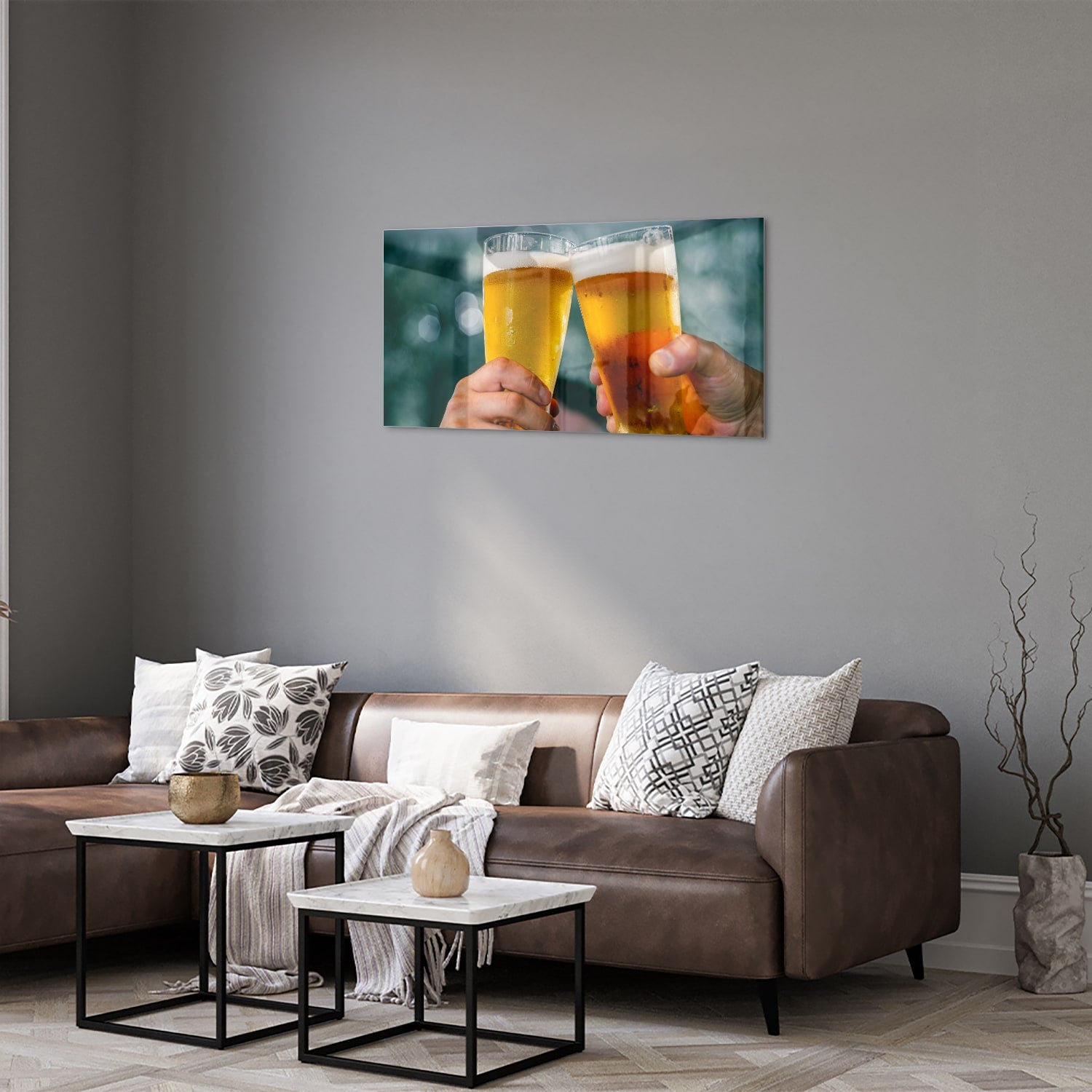 Glazen schilderij van twee glazen bier die aan elkaar getild worden in een feestelijke setting.