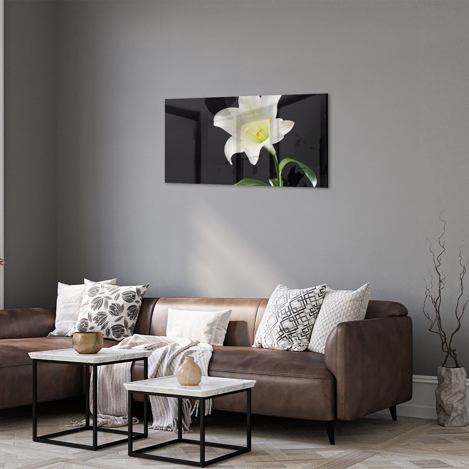 Glazen schilderij van een witte lelie aan de muur in een stijlvol interieur.