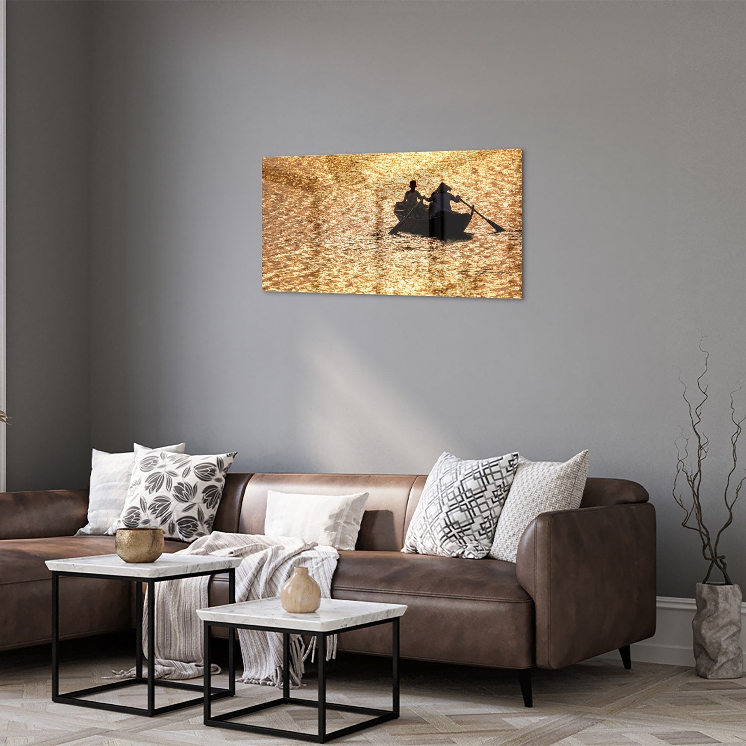 Glazen schilderij van een roeiboot op glinsterend, gouden water