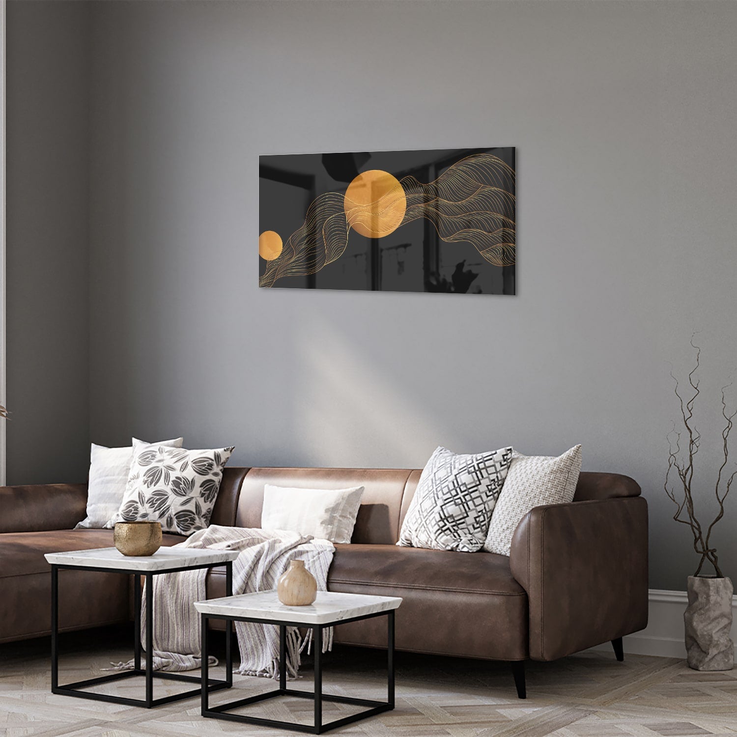 Abstract glas schilderij met een gouden zon en golvende lijnen op een zwarte achtergrond.