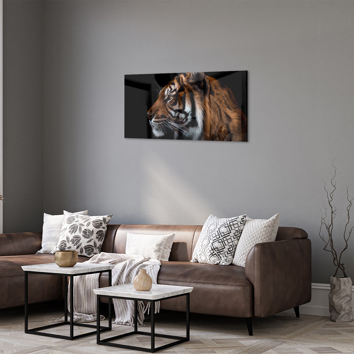Glazen schilderij van een tijger met focus op het hoofd.