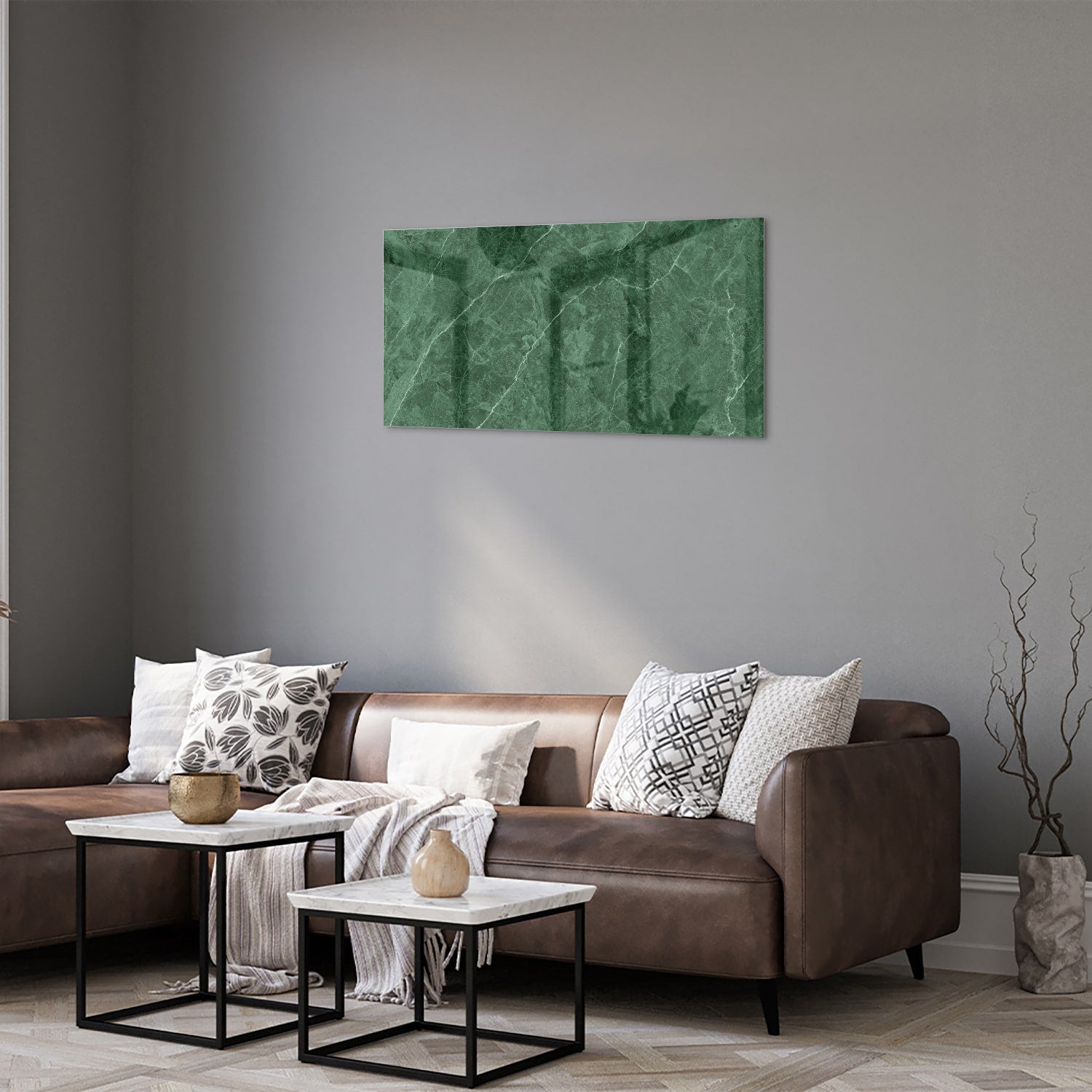 Groen glazen schilderij met marmerpatroon aan de muur.