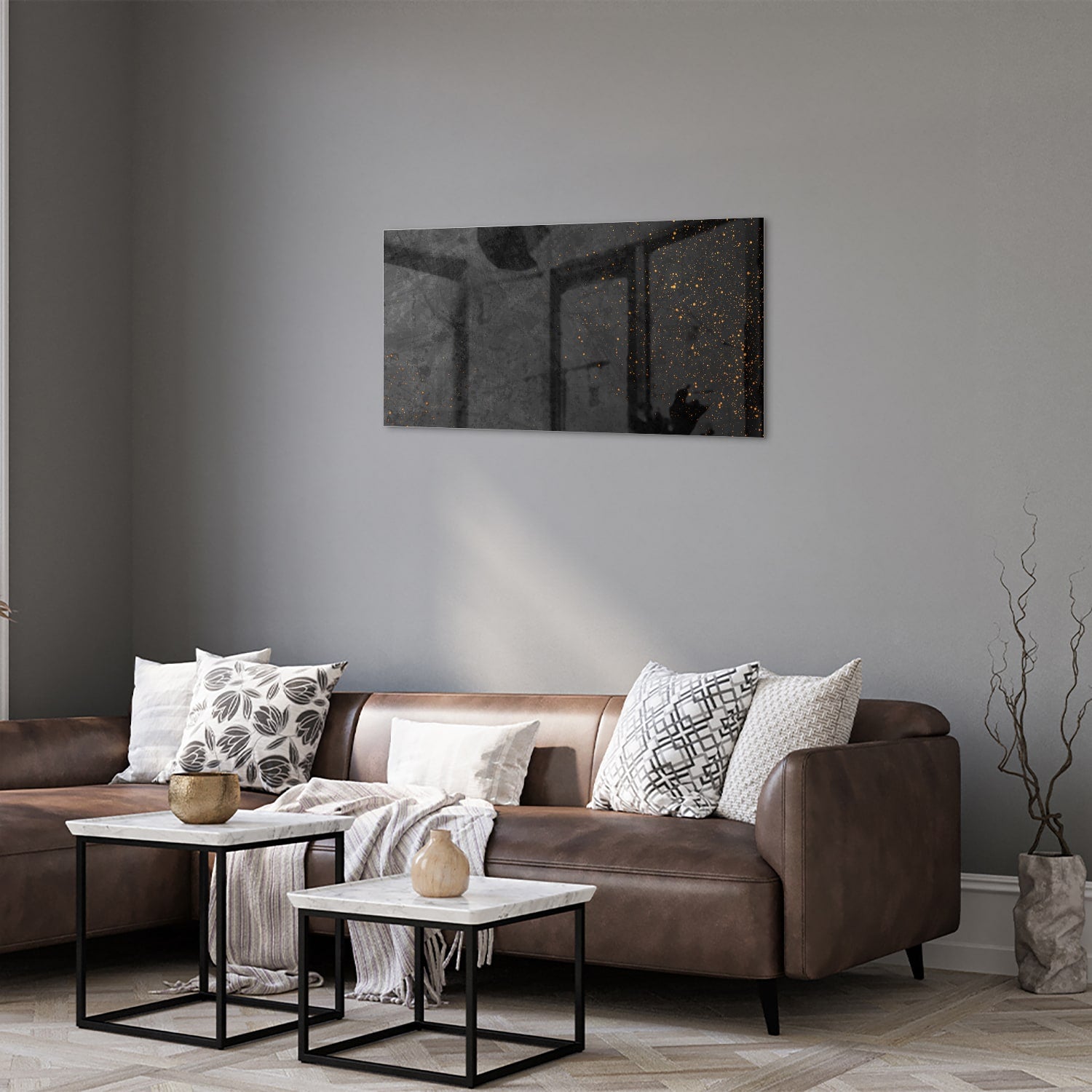 Donker glazen schilderij met gouden accenten aan de muur