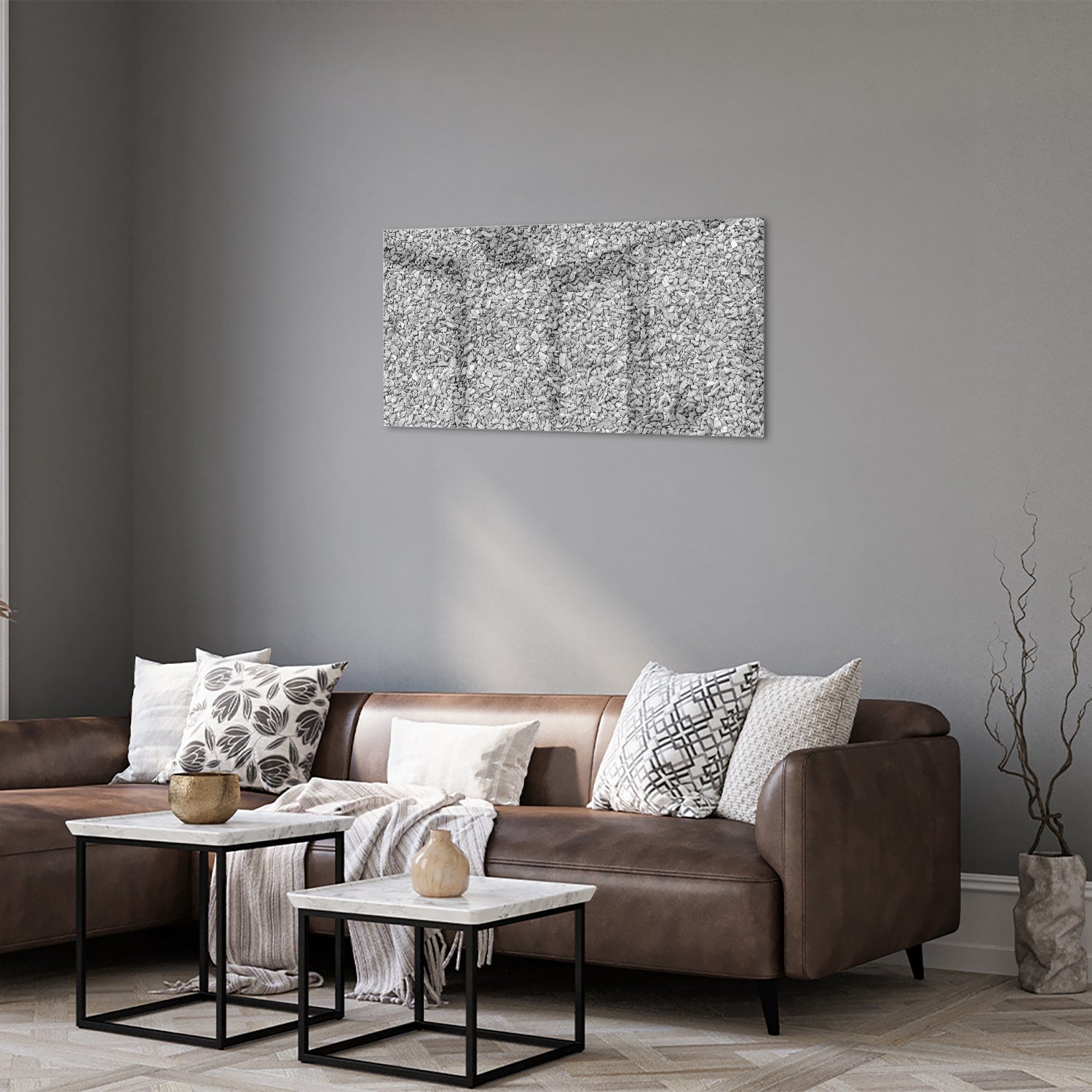 Abstract glazen schilderij met textuur hangt aan de muur in een modern interieur.