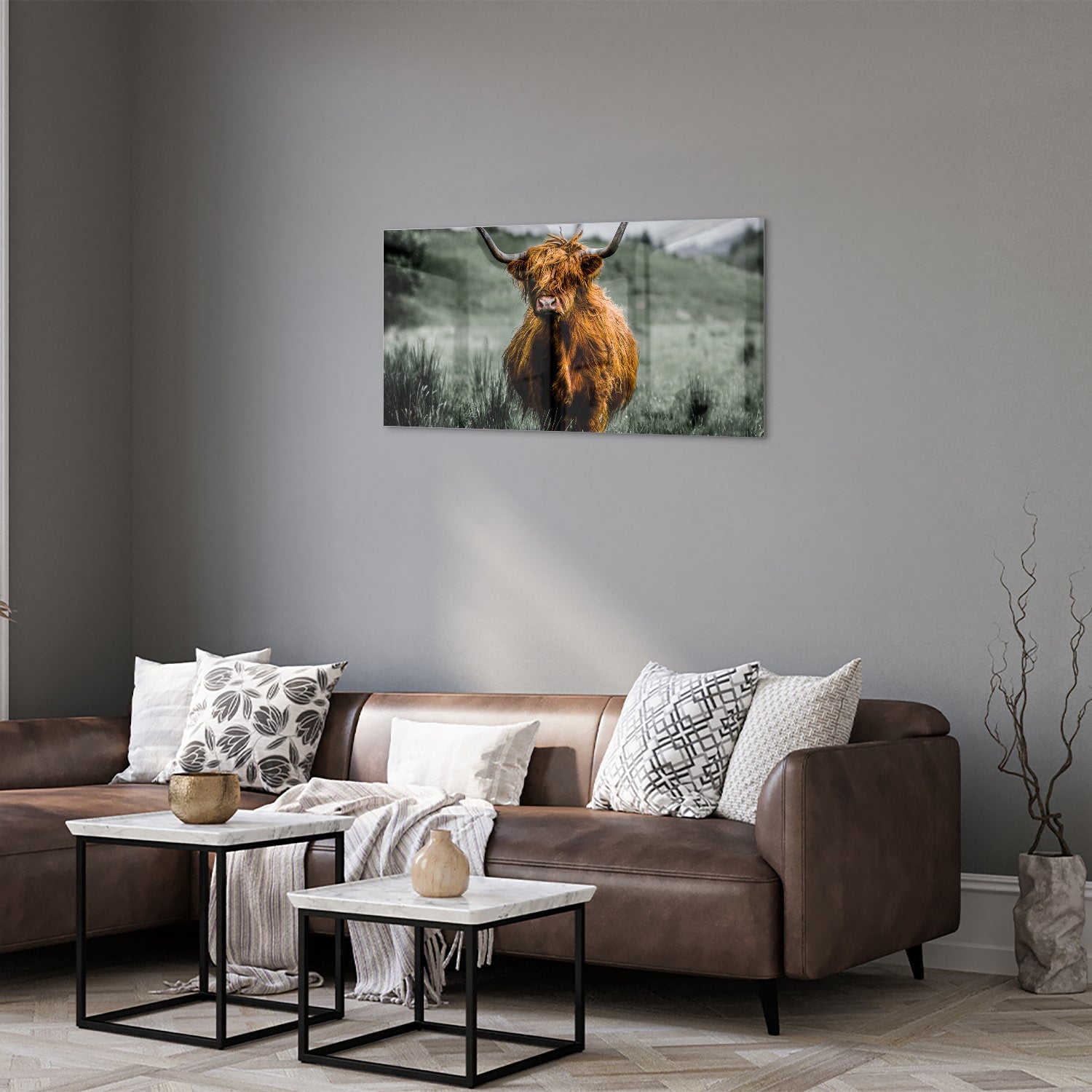 Schots Hooglander schilderij op glas in een groene omgeving.