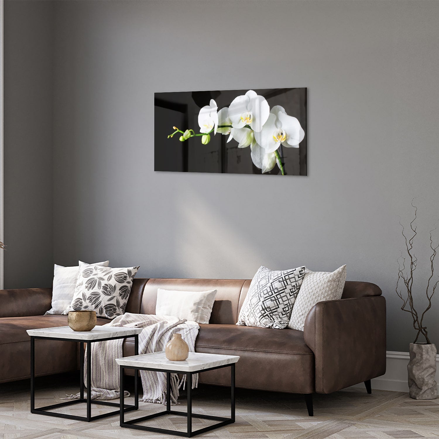 Glazen schilderij van witte orchideen op een zwarte achtergrond