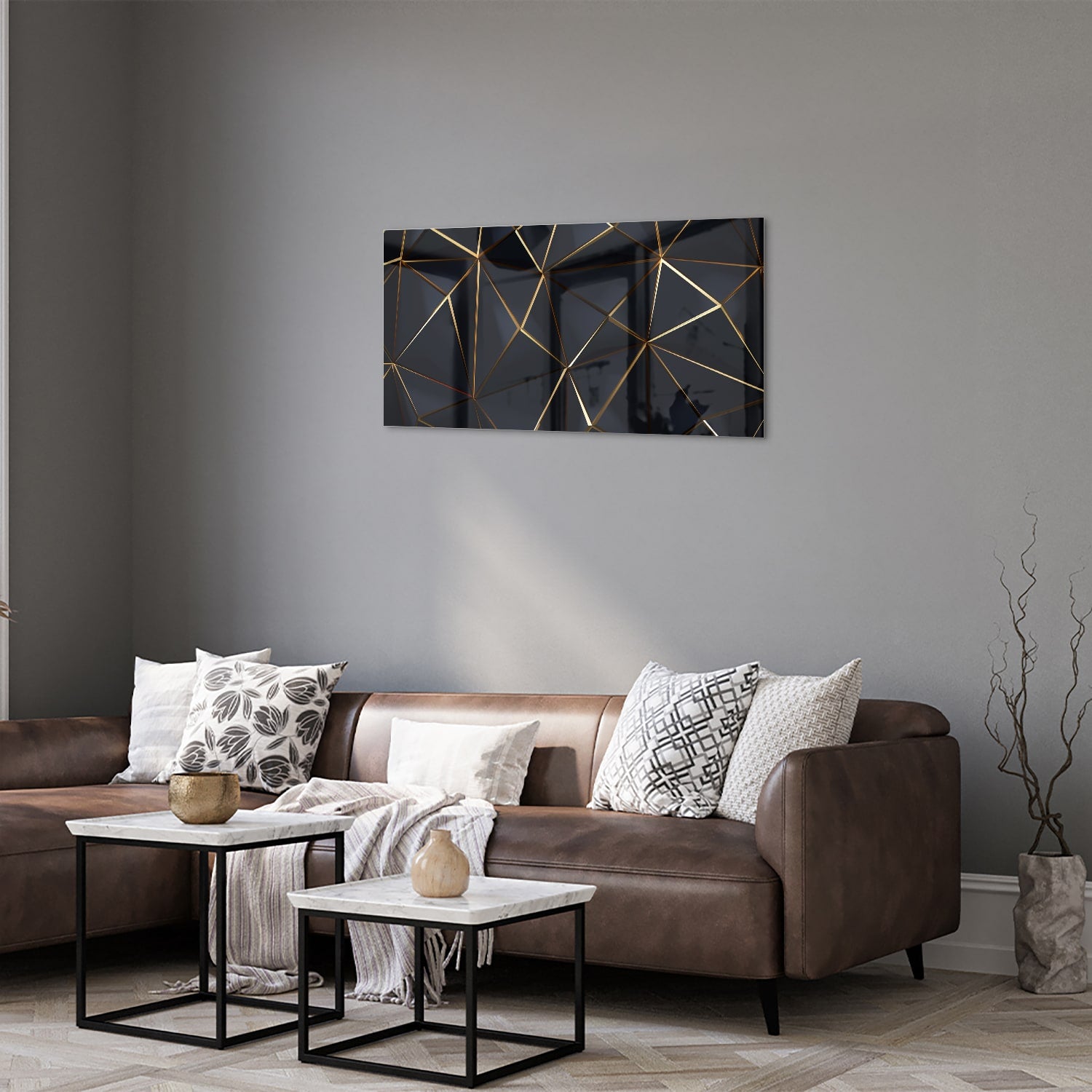 Modern glazen schilderij met zwart en gouden lijnen aan de muur