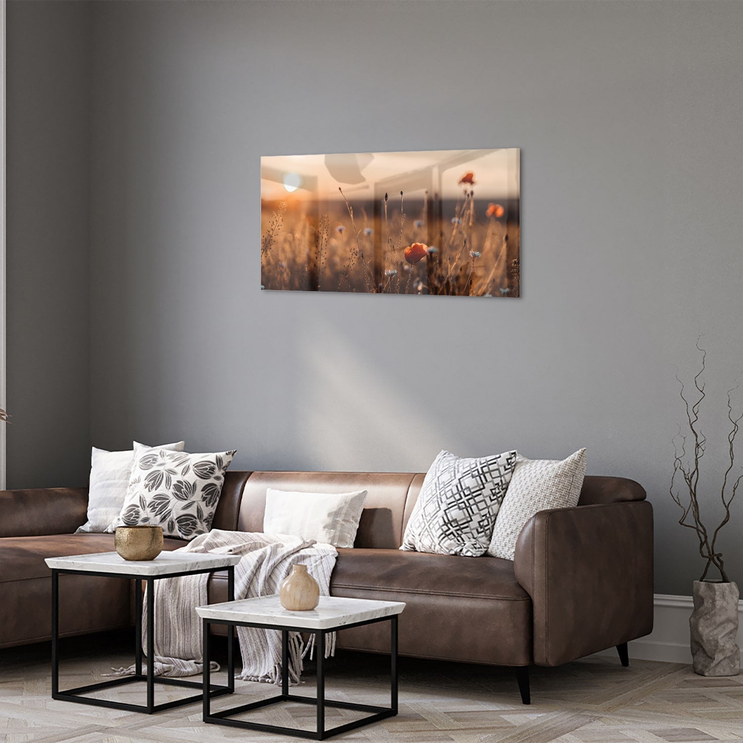 Glazen schilderij van een poppy veld bij zonsondergang, met warme kleuren.