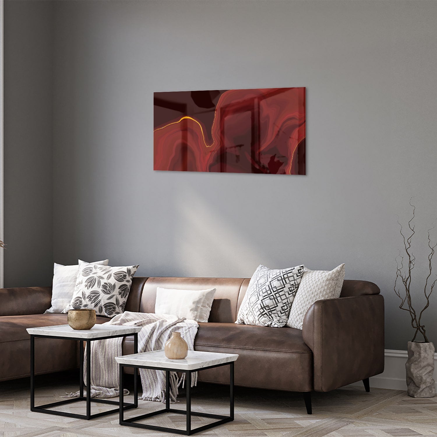 Abstract glazen schilderij met warme roodtinten aan de muur