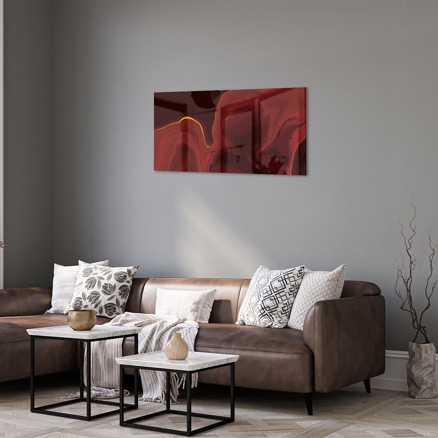 Abstract glazen schilderij met warme roodtinten aan de muur