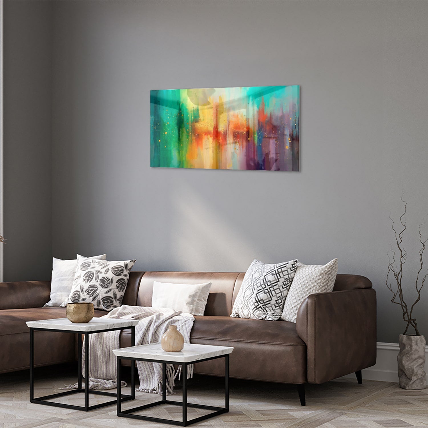 Abstract kleurrijk glazen schilderij aan de muur in een moderne woonkamer.
