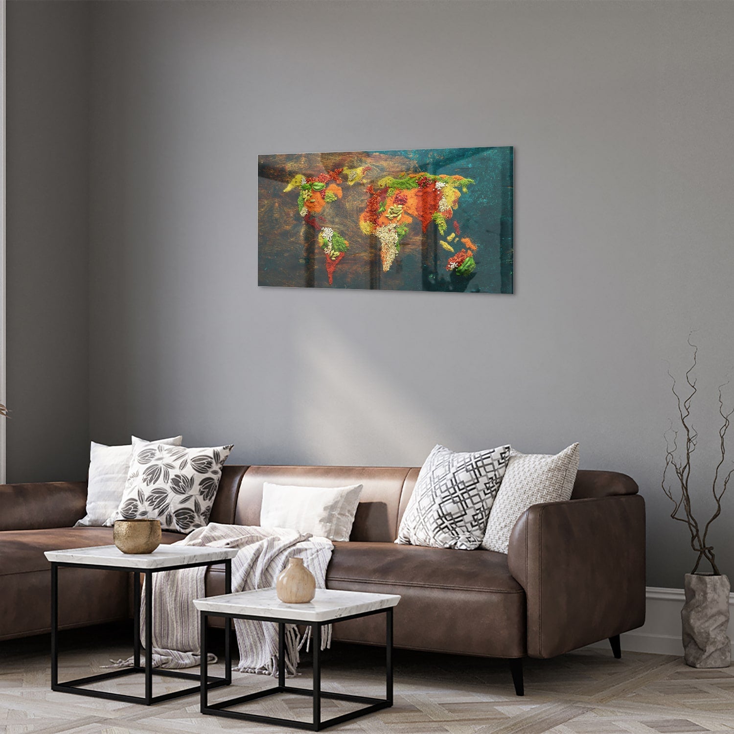 Kleurrijke glazen schilderij van een wereldkaart in een moderne woonkamer.