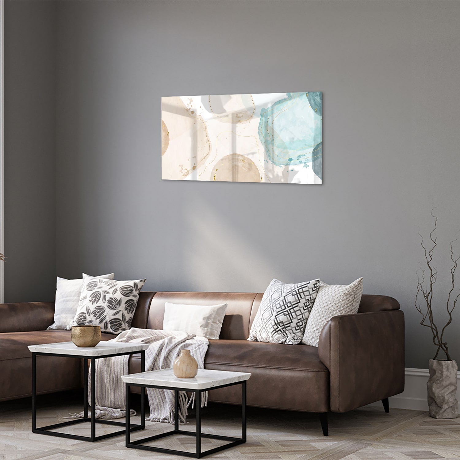 Elegante glazen schilderij met aqua en gouden tinten aan de muur.