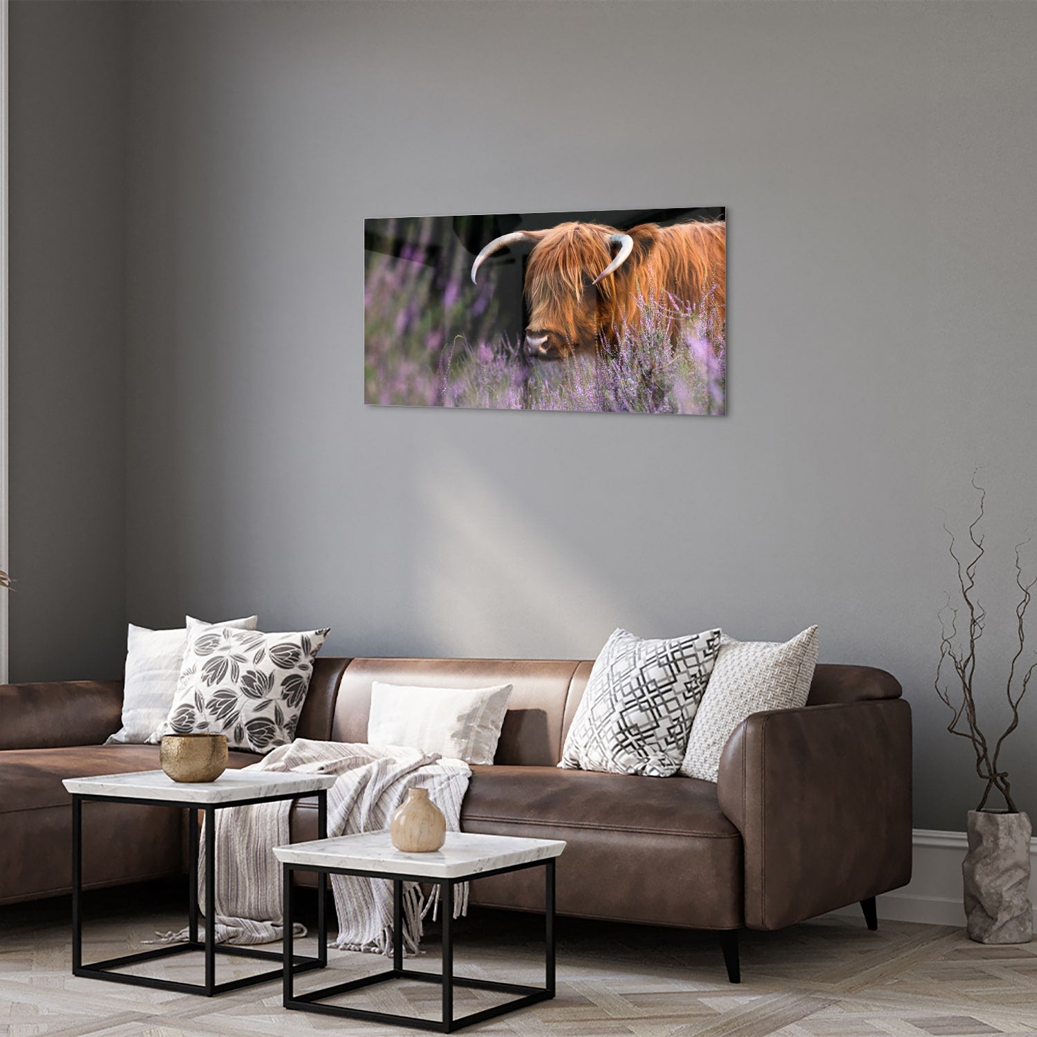 Glazen schilderij van een Schotse Hooglander met lavendel op de achtergrond.