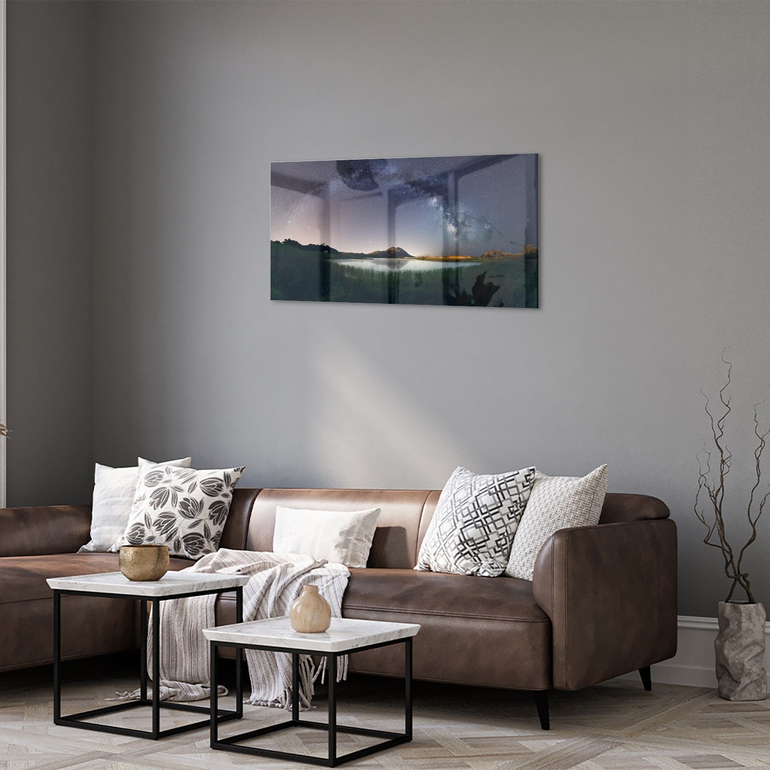 Glazen schilderij met sterrenhemel en bergen aan de wand