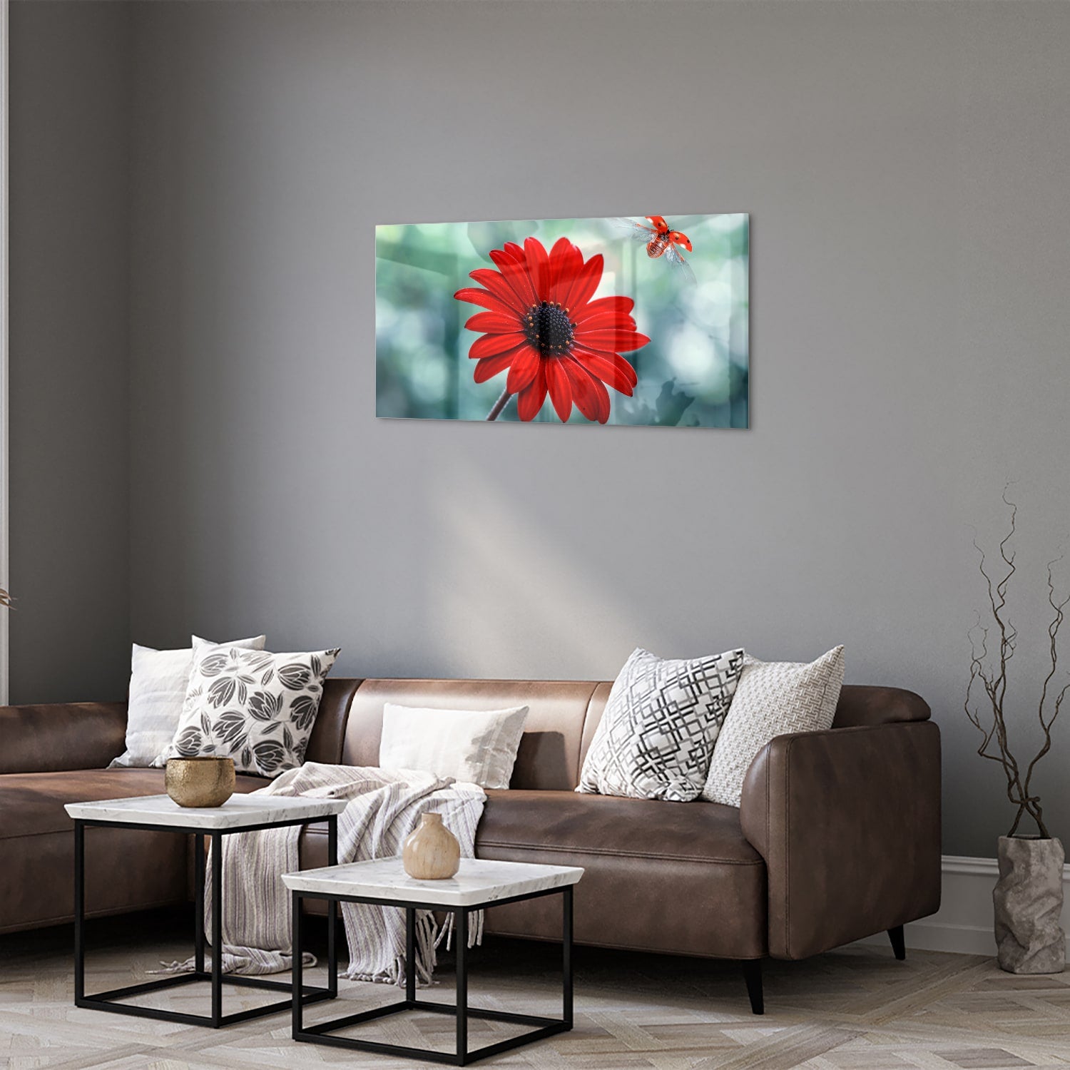 Glazen schilderij van een felrode dandelion tegen een zachte groene achtergrond.
