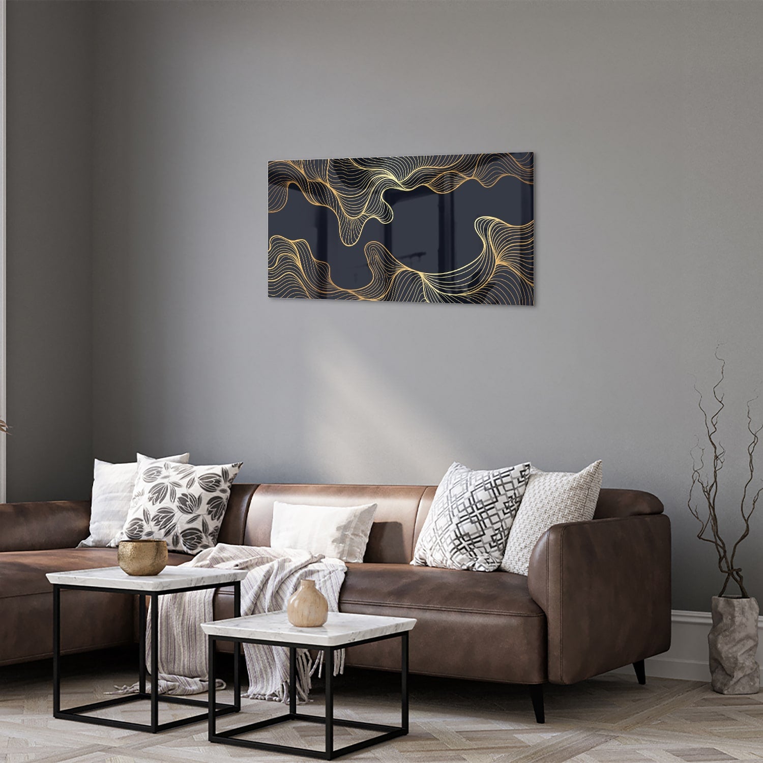 Glazen schilderij met gouden lijnen tegen een donkerblauwe achtergrond in een moderne woonkamer.
