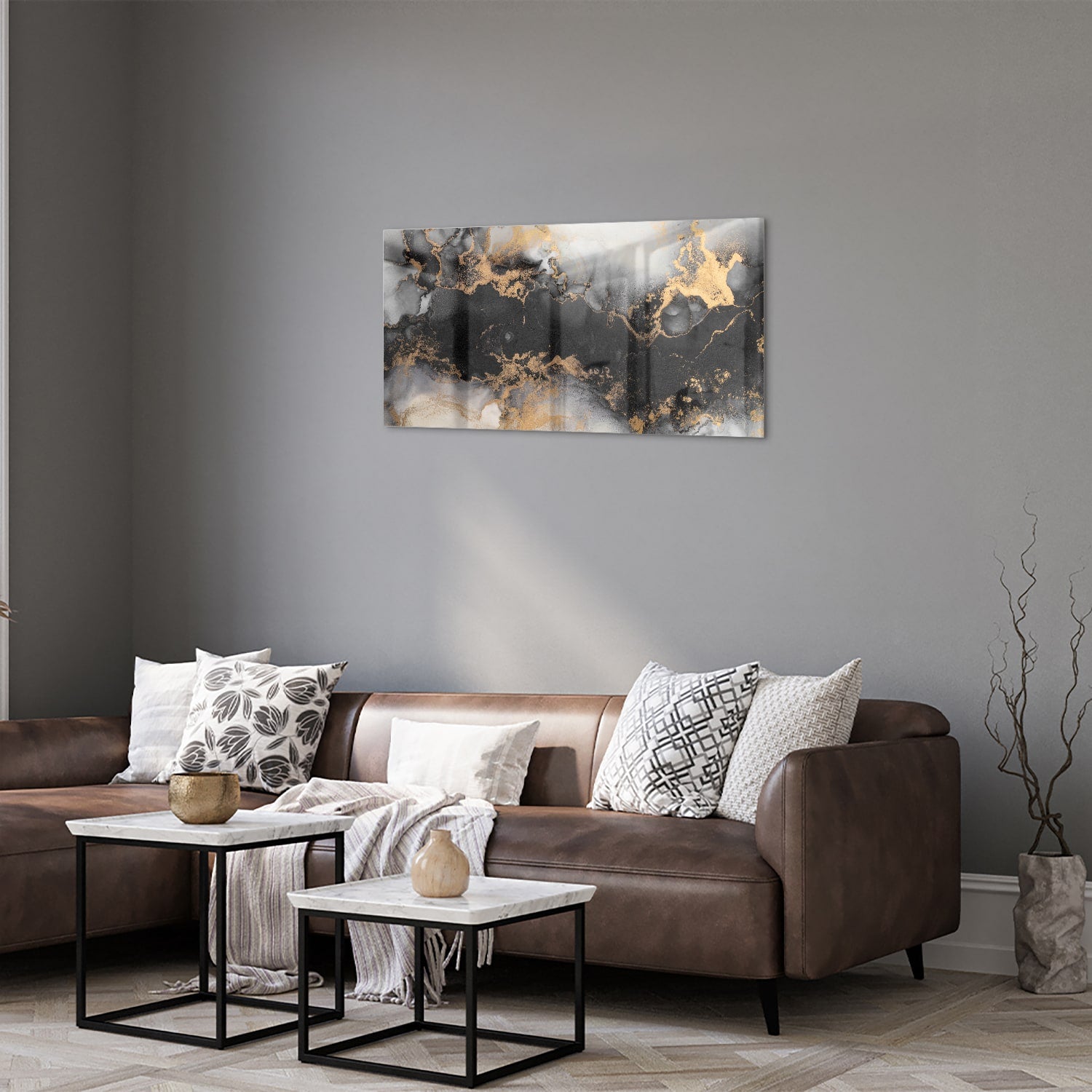 Glazen schilderij met zwarte en gouden abstracte patronen aan de muur boven een houten kast.